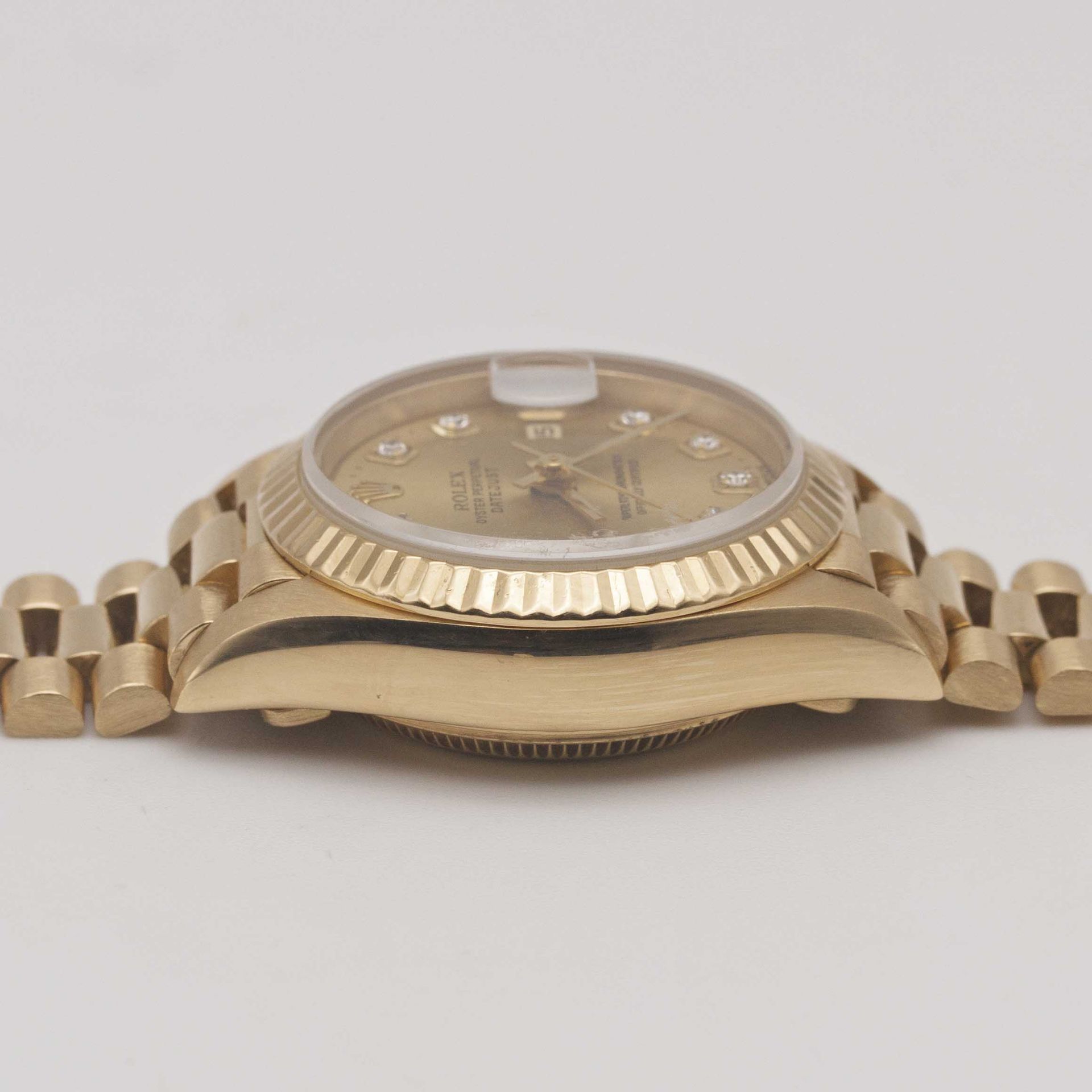 A LADIES 18K SOLID GOLD ROLEX OYSTER PERPETUAL DATEJUST BRACELET WATCH CIRCA 1996, REF. 69178 WITH - Image 9 of 12