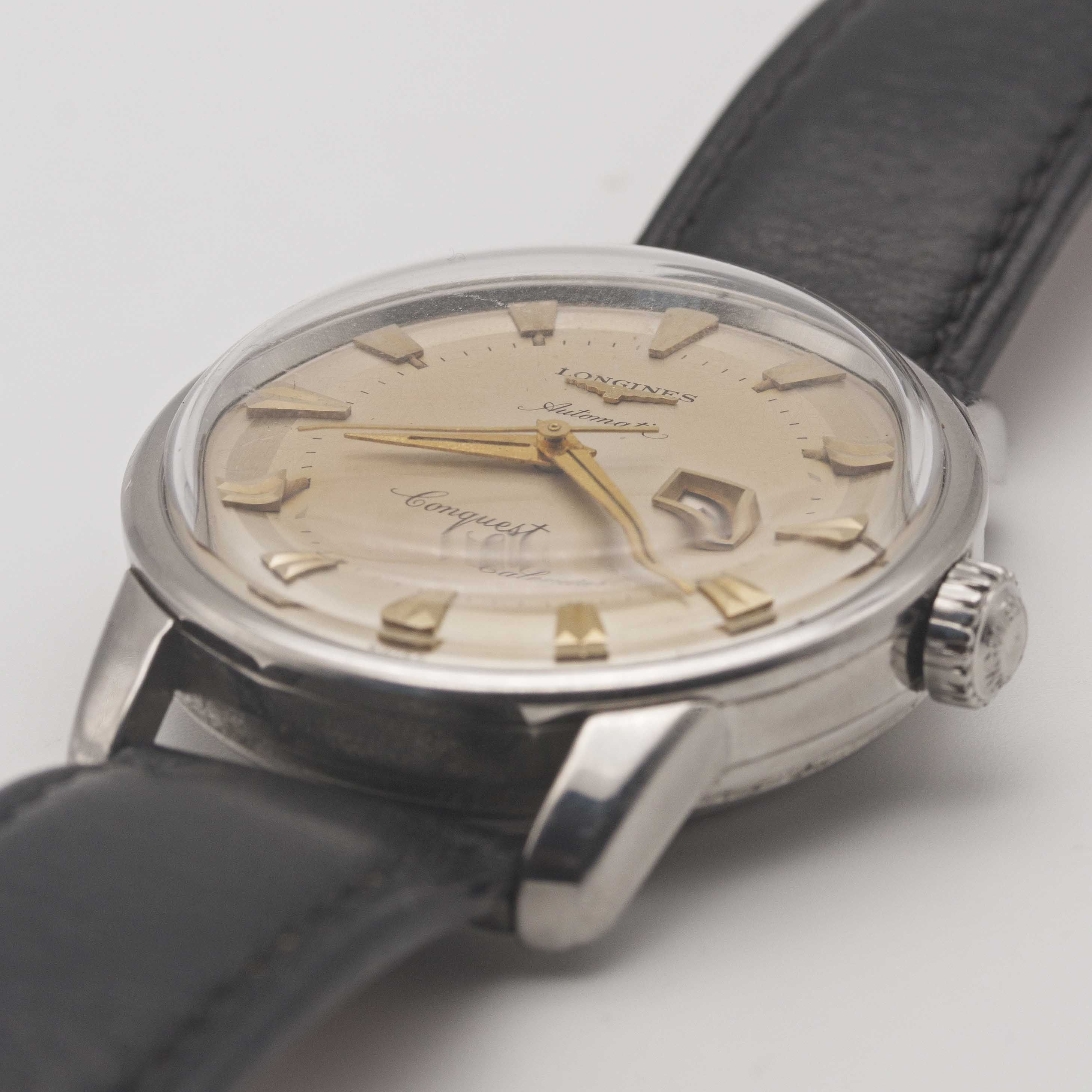 A GENTLEMAN'S STAINLESS STEEL LONGINES CONQUEST CALENDAR AUTOMATIC WRIST WATCH CIRCA 1957, REF. 9004 - Image 3 of 10