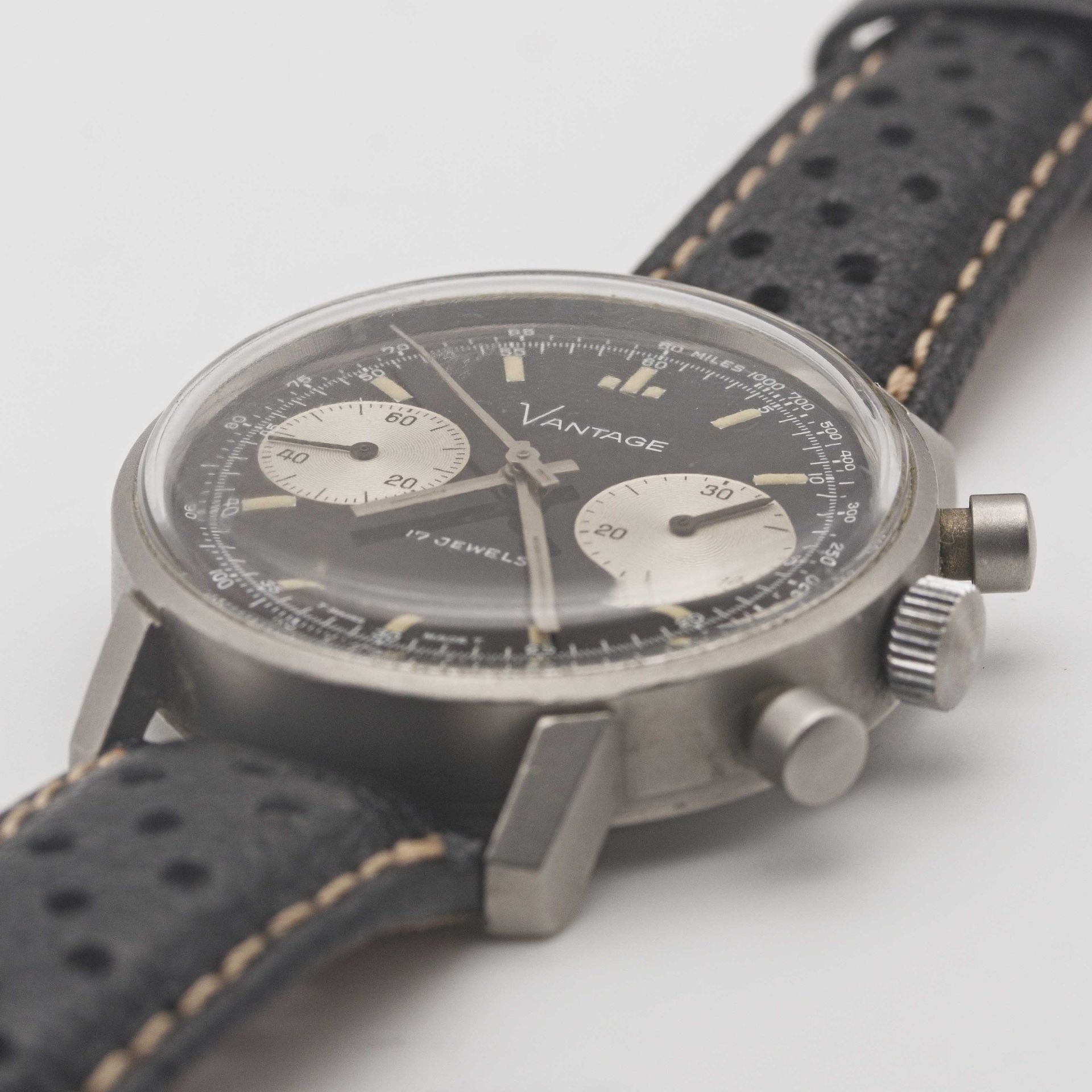A GENTLEMAN'S STAINLESS STEEL VANTAGE CHRONOGRAPH WRIST WATCH CIRCA 1970, WITH GLOSS BLACK DIAL - Image 3 of 9