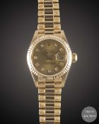 A LADIES 18K SOLID GOLD ROLEX OYSTER PERPETUAL DATEJUST BRACELET WATCH CIRCA 1996, REF. 69178 WITH