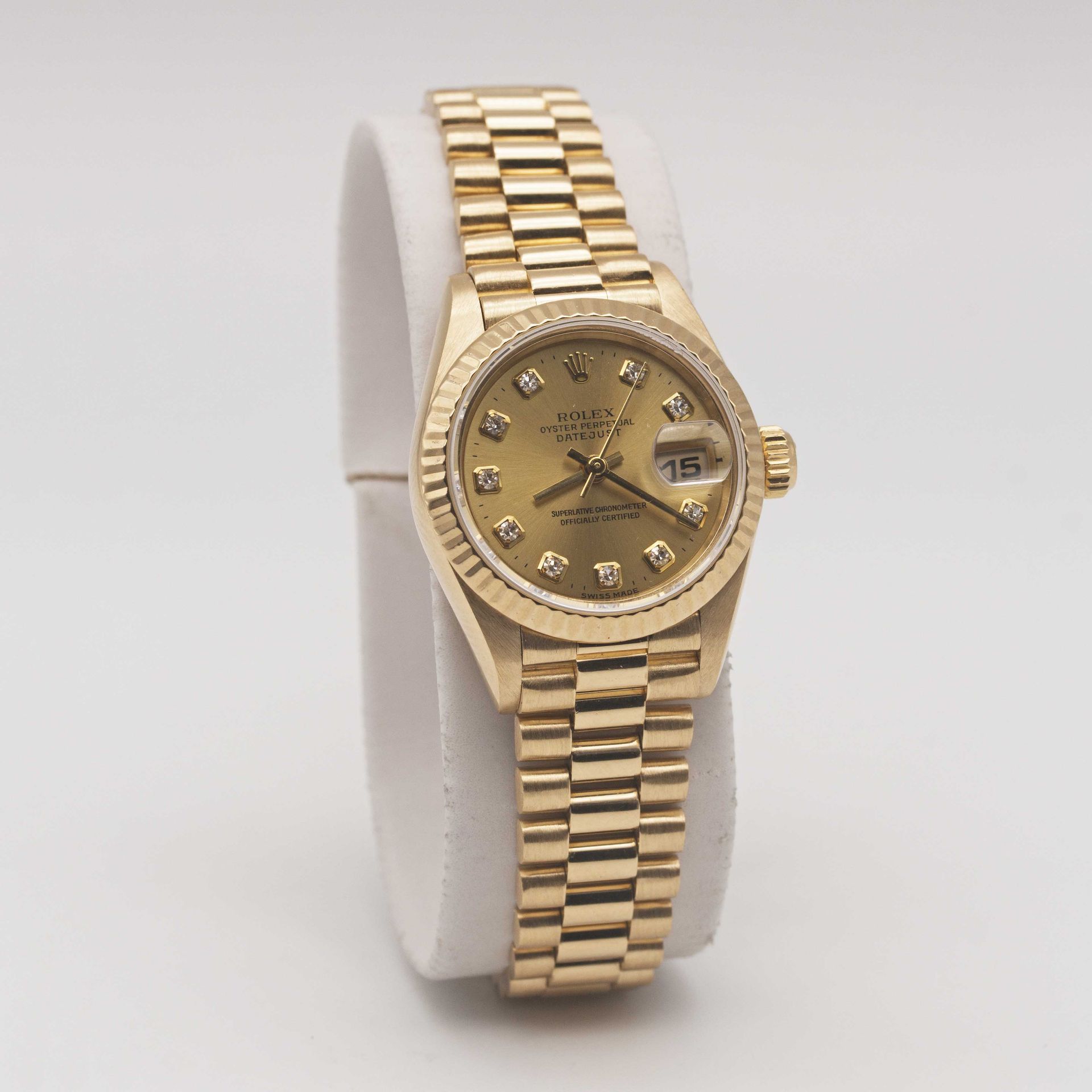 A LADIES 18K SOLID GOLD ROLEX OYSTER PERPETUAL DATEJUST BRACELET WATCH CIRCA 1996, REF. 69178 WITH - Image 4 of 12