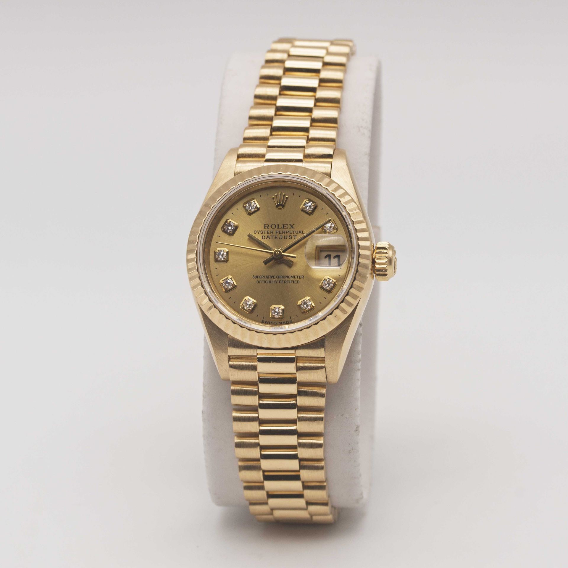 A LADIES 18K SOLID GOLD ROLEX OYSTER PERPETUAL DATEJUST BRACELET WATCH CIRCA 1996, REF. 69178 WITH - Image 3 of 12