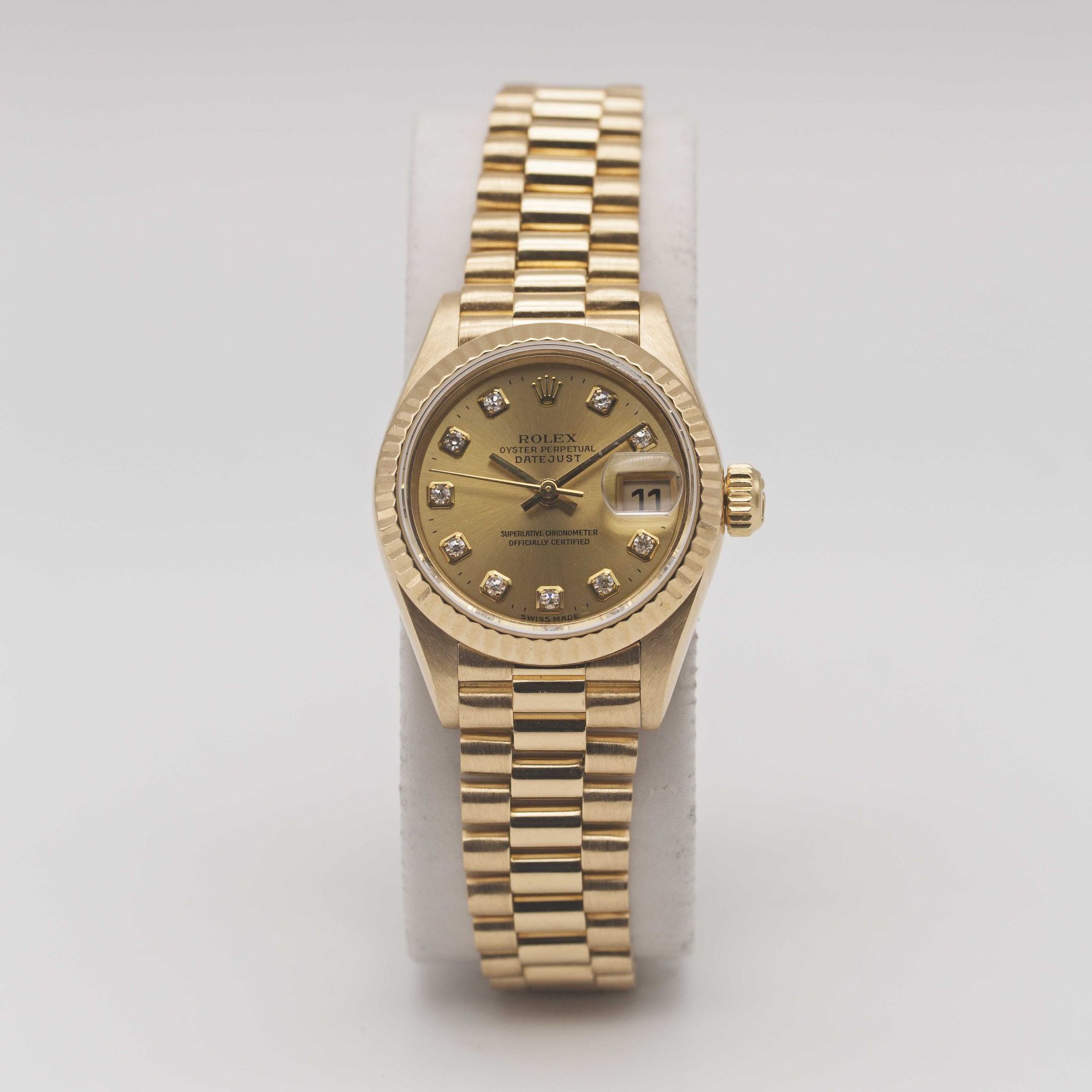 A LADIES 18K SOLID GOLD ROLEX OYSTER PERPETUAL DATEJUST BRACELET WATCH CIRCA 1996, REF. 69178 WITH - Image 2 of 12