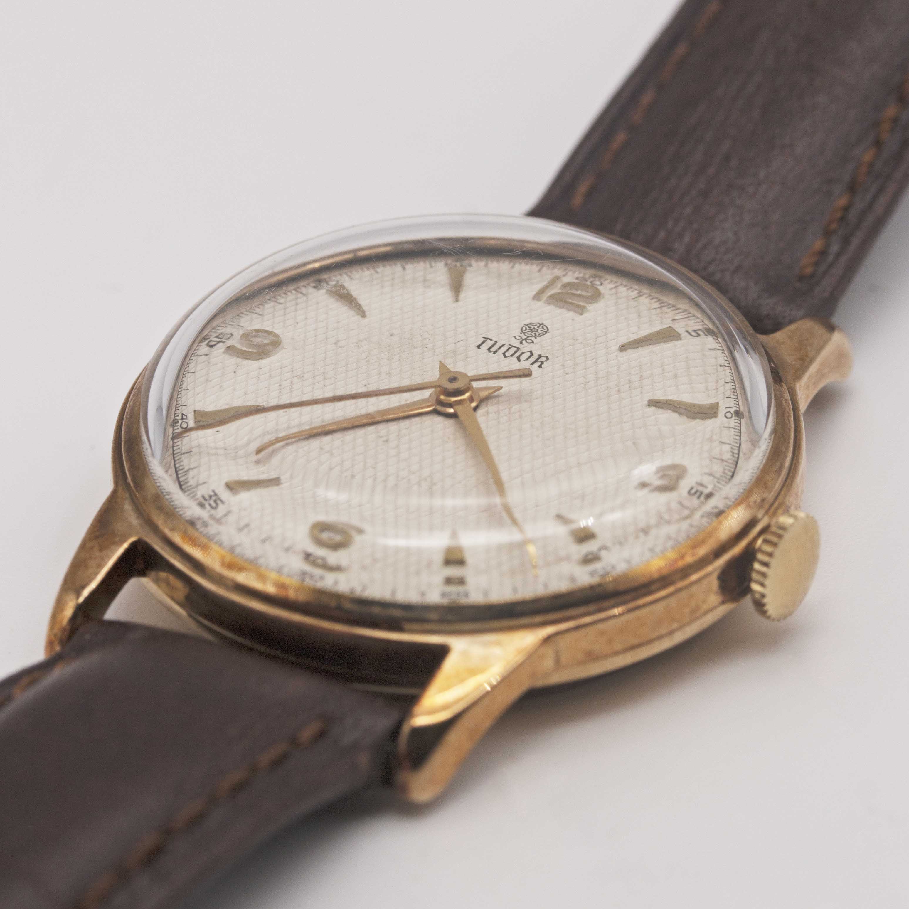 A GENTLEMAN'S 9CT SOLID GOLD ROLEX TUDOR WRIST WATCH CIRCA 1950s, REF. 12856 WITH SILVER "HONEYCOMB" - Image 3 of 10