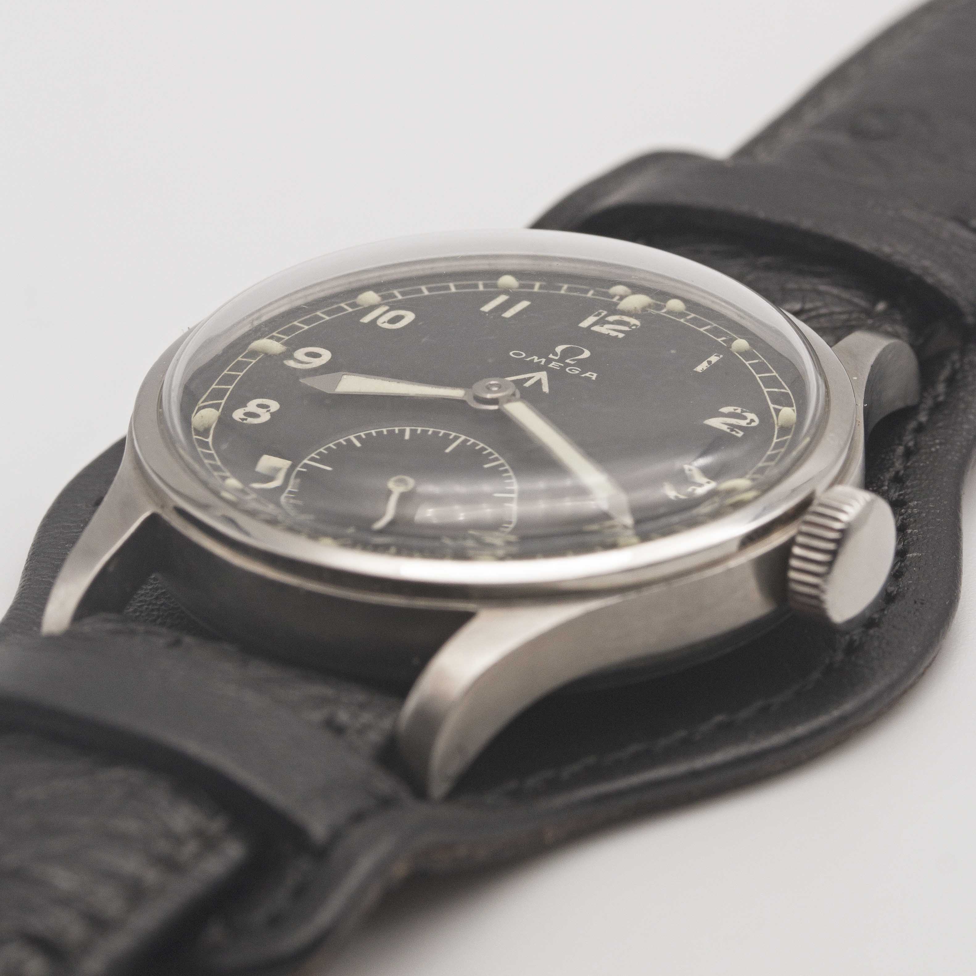 A GENTLEMAN'S STAINLESS STEEL BRITISH MILITARY OMEGA W.W.W. WRIST WATCH CIRCA 1945, PART OF THE " - Image 3 of 9