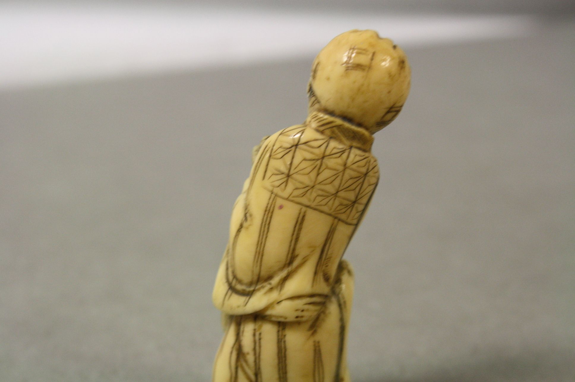 Antique ivory netsuke in the form of a man with net - Image 3 of 3