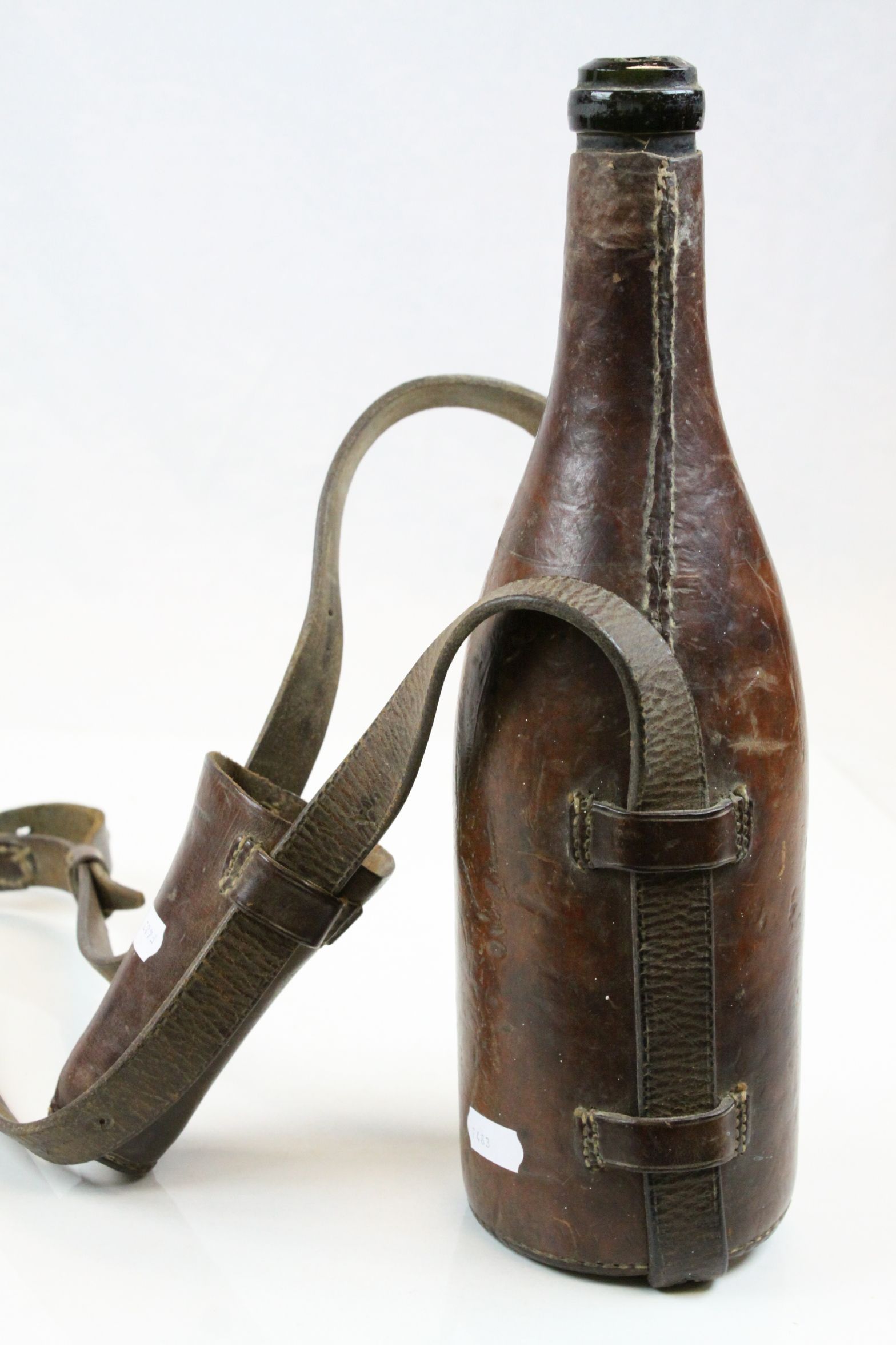 Vintage Leather covered Hunting style Glass Wine bottle with carry strap & lid, approx 32.5cm long - Image 2 of 4