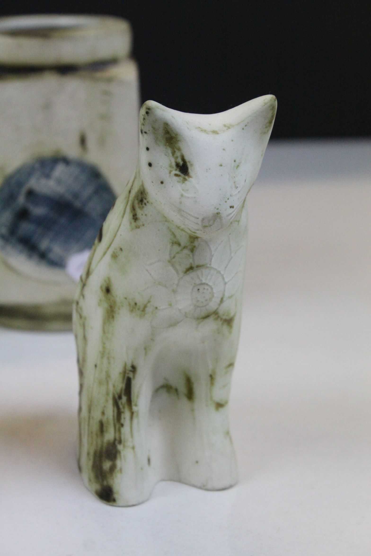 Pair of Carn Pottery seated Cats plus a Carn Pottery vase in Troika style with blue circle design - Image 3 of 6