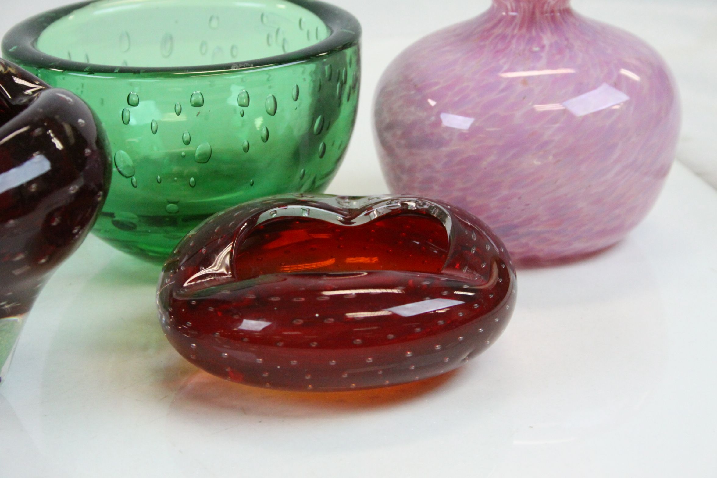 Collection of glassware to include Whitefriars ruby tooth bowl, Mdina pink glass vase and others - Image 4 of 6