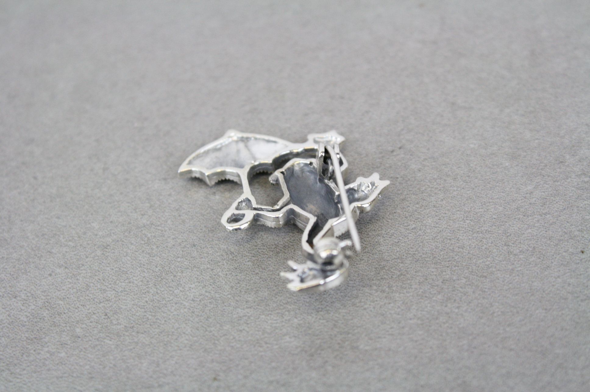 Silver and Marcasite lizard brooch with umbrella - Image 2 of 2
