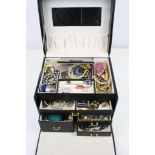 Jewellery box containing assorted costume jewellery to include necklaces, rings, brooches, bracelets