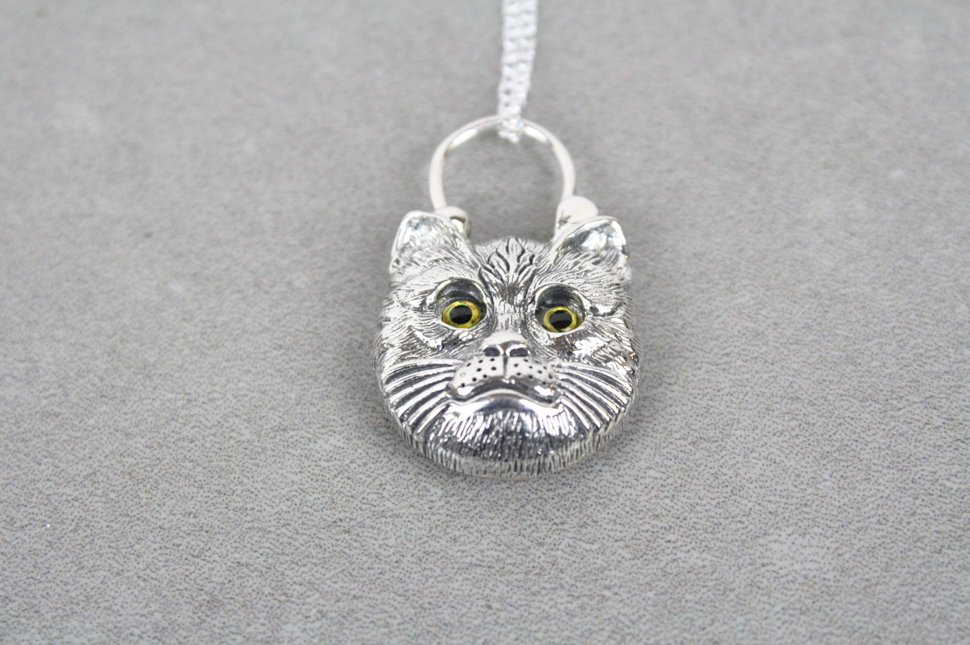 Silver pendant necklace in the form of a cat with glass eyes - Image 2 of 3