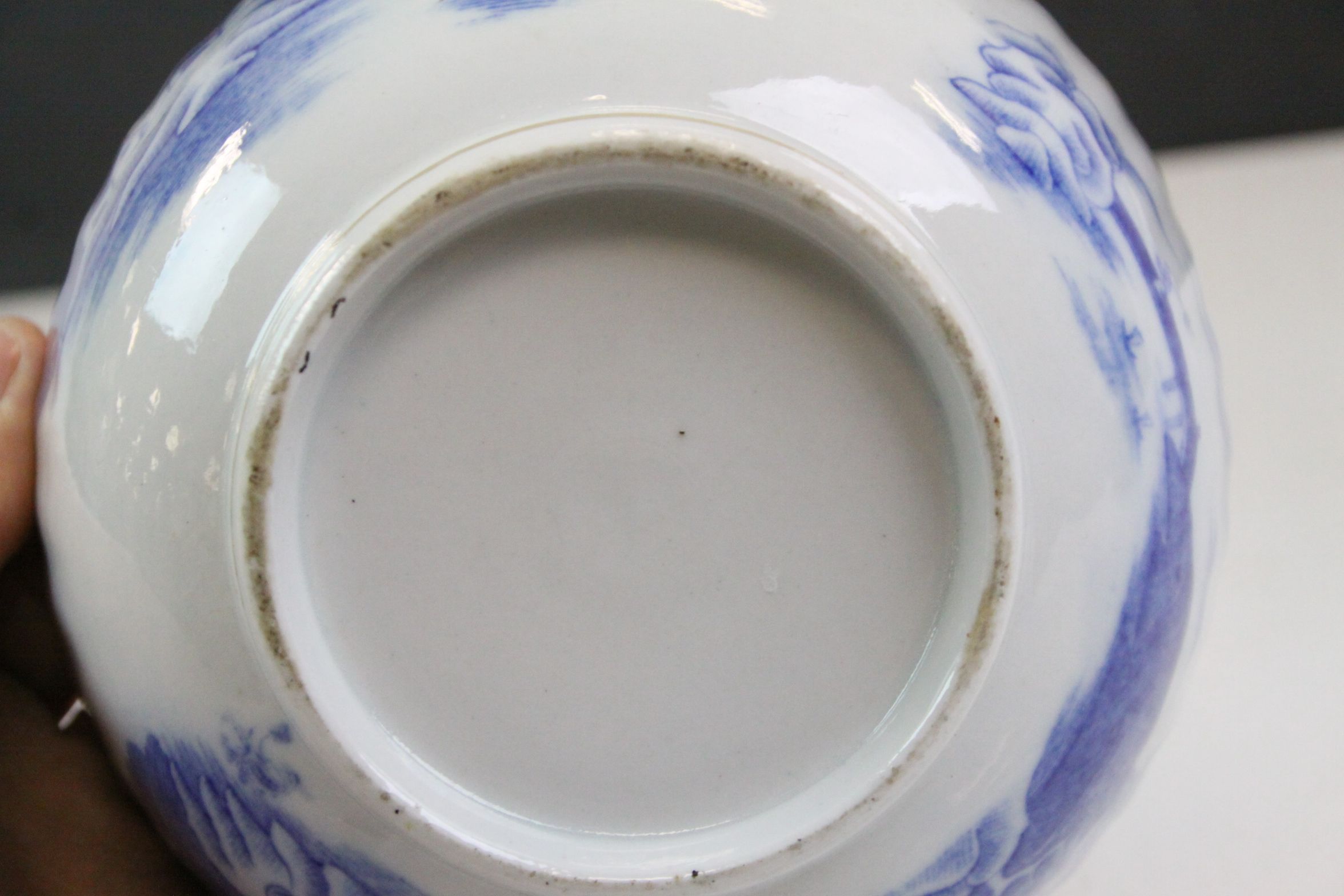 Oriental bowl with gold gilt rim and border in blue & white - Image 3 of 4