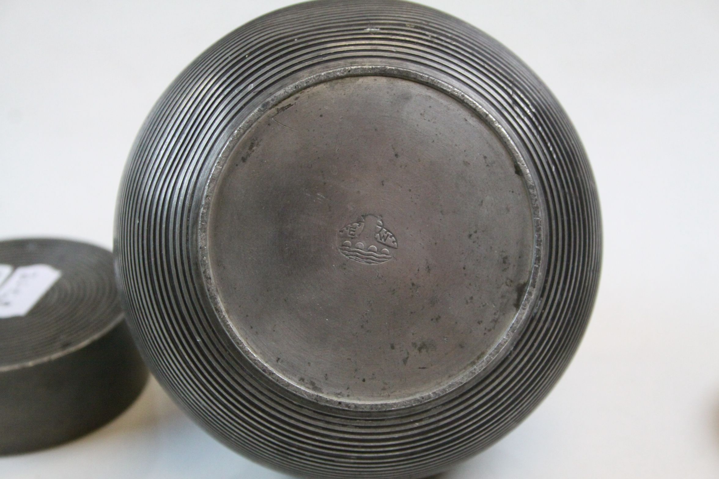 Pewter tea caddy of spherical reeded form, complete with interior lid and cover, height - Image 4 of 4