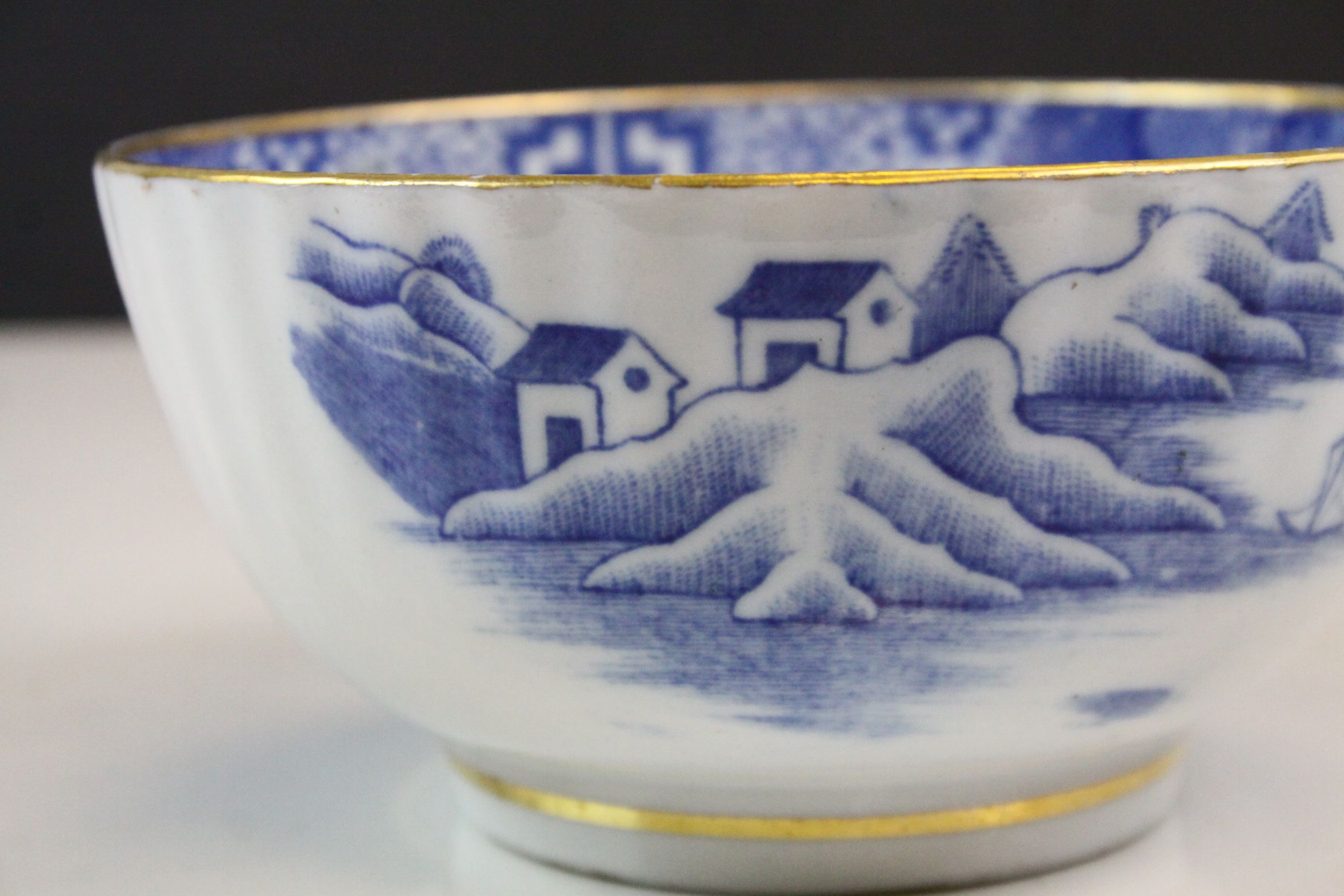 Oriental bowl with gold gilt rim and border in blue & white - Image 2 of 4