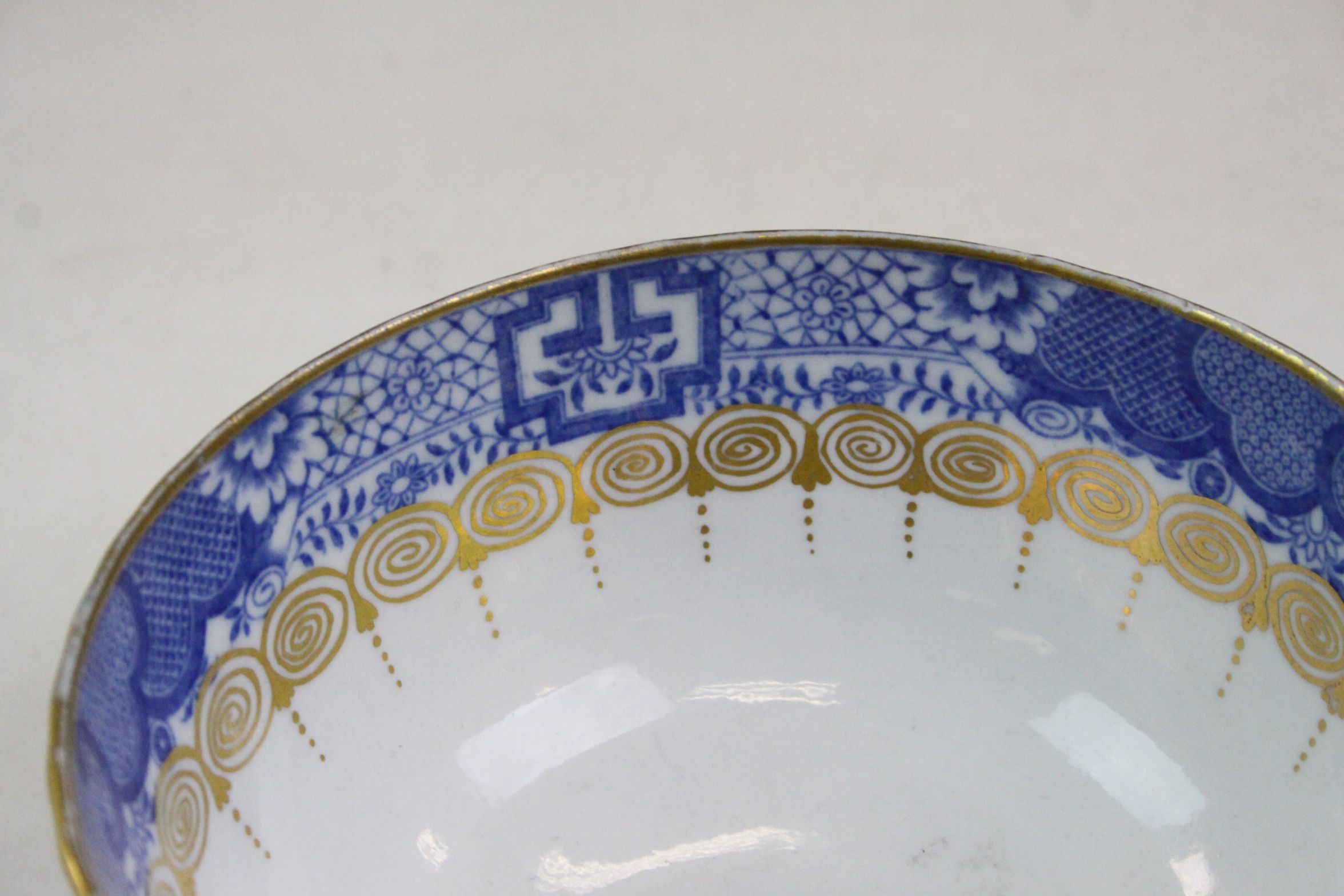 Oriental bowl with gold gilt rim and border in blue & white - Image 4 of 4