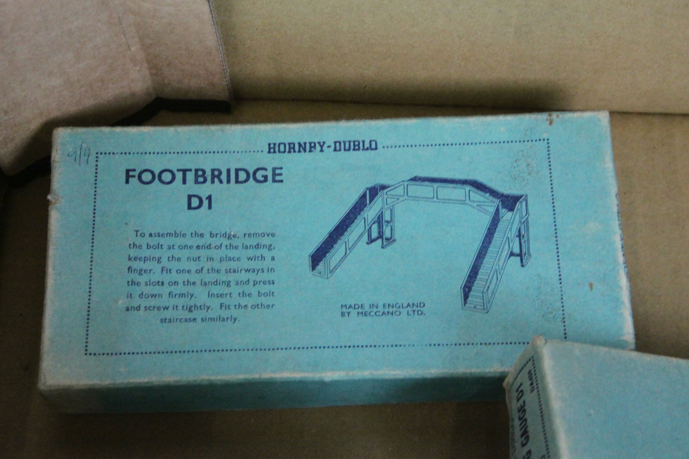 Large group of Hornby Dublo accessories to include boxed D1 Through Station, boxed D1 Island - Image 5 of 10