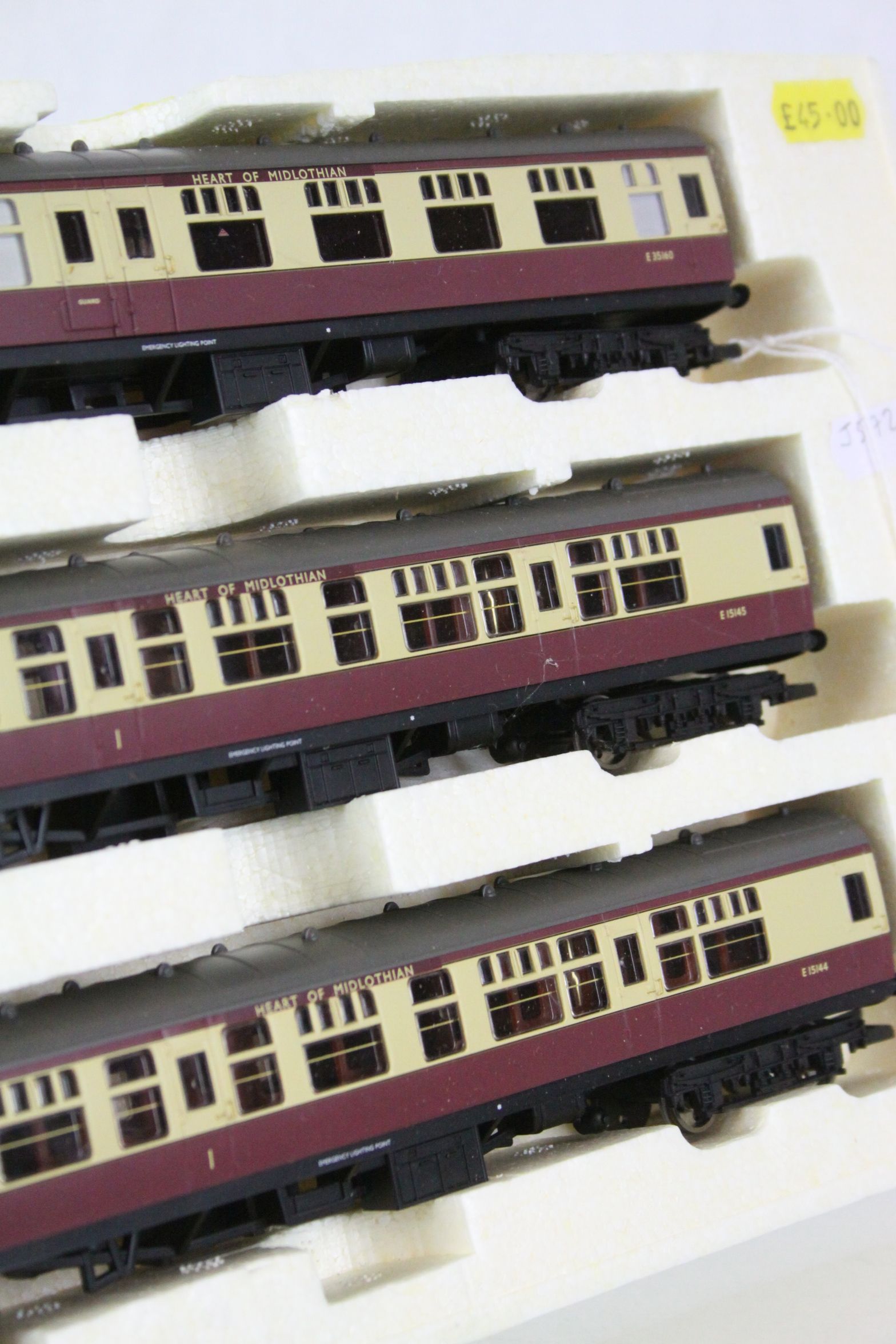 Set of three Hornby OO gauge Heart of Midlothian coaches in original polystyrene - Image 3 of 3