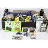 Quantity of N gauge model railway accessories to include many unopened in packets, buildings,