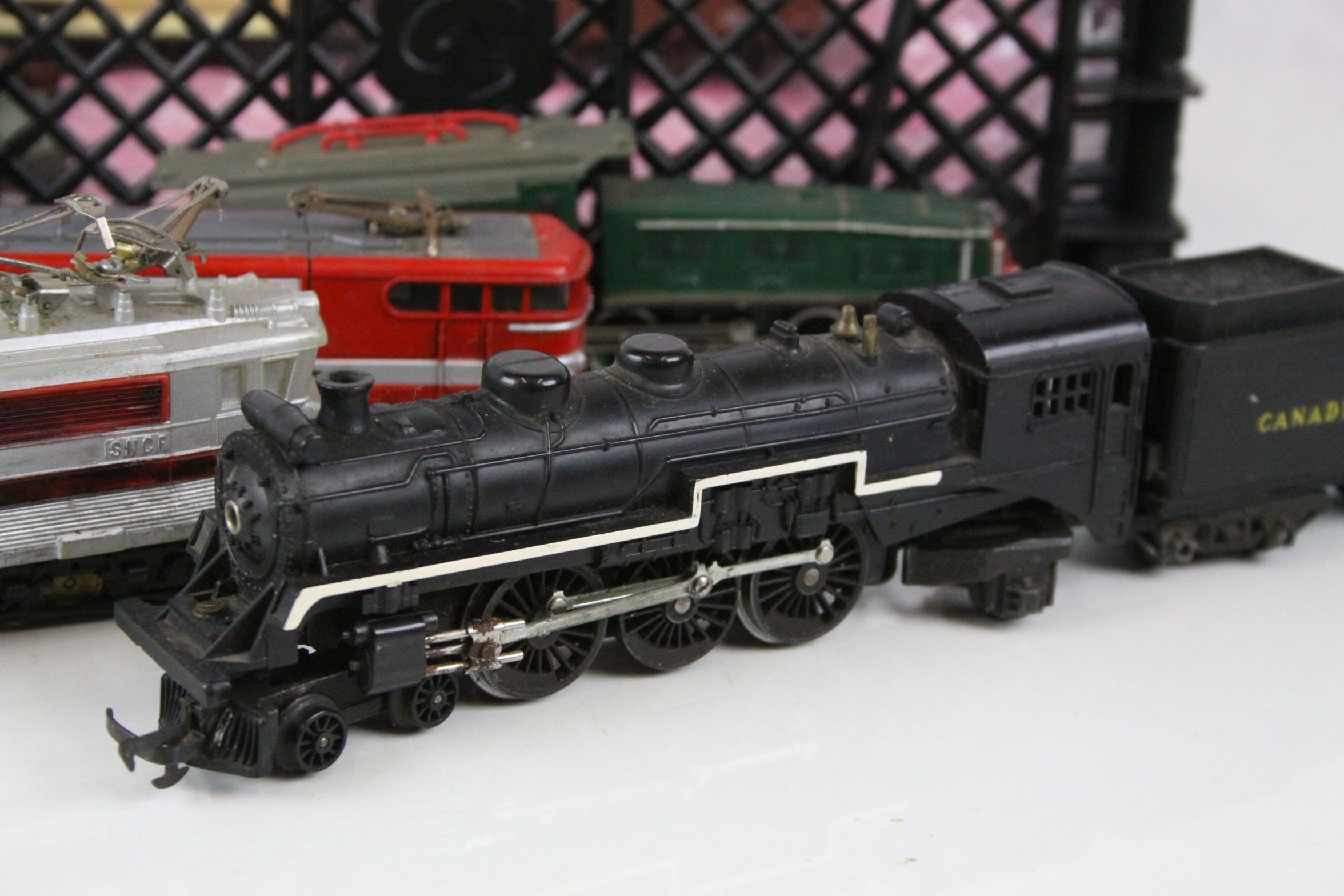 Group of HO / OO gauge model railway to include 3 x locomotives (Triang 2-6-2 Canadian Pacific & - Image 3 of 8