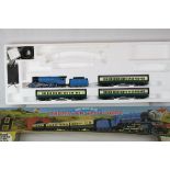 Boxed Hornby OO gauge R137 Thomas the Tank Engine Gordon Passenger Train Set with locomotive and