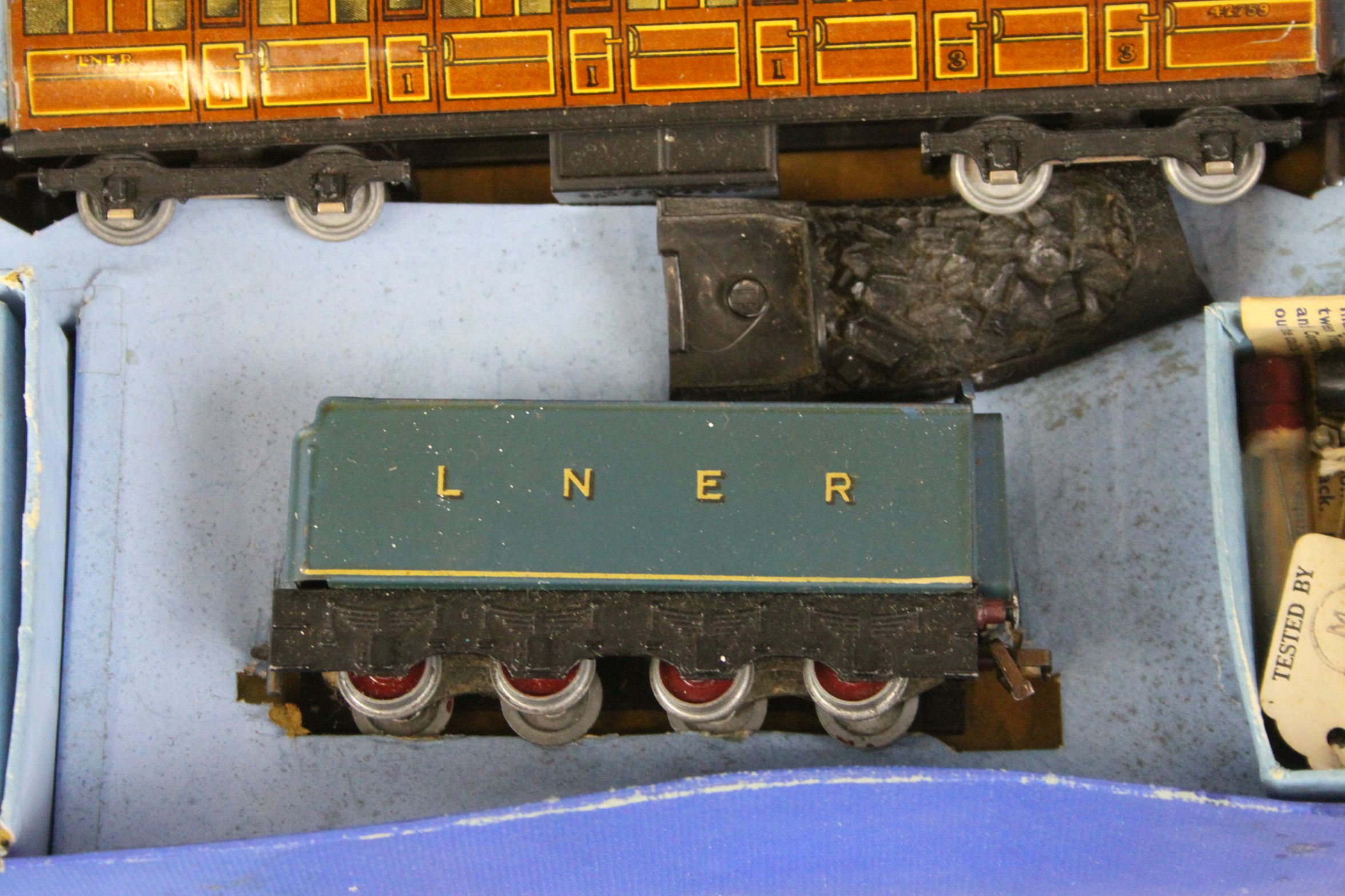 Boxed Hornby Dublo EDP1 Passenger Train Set with Sir Nigel Gresley locomotive (play worn), rolling - Image 9 of 12