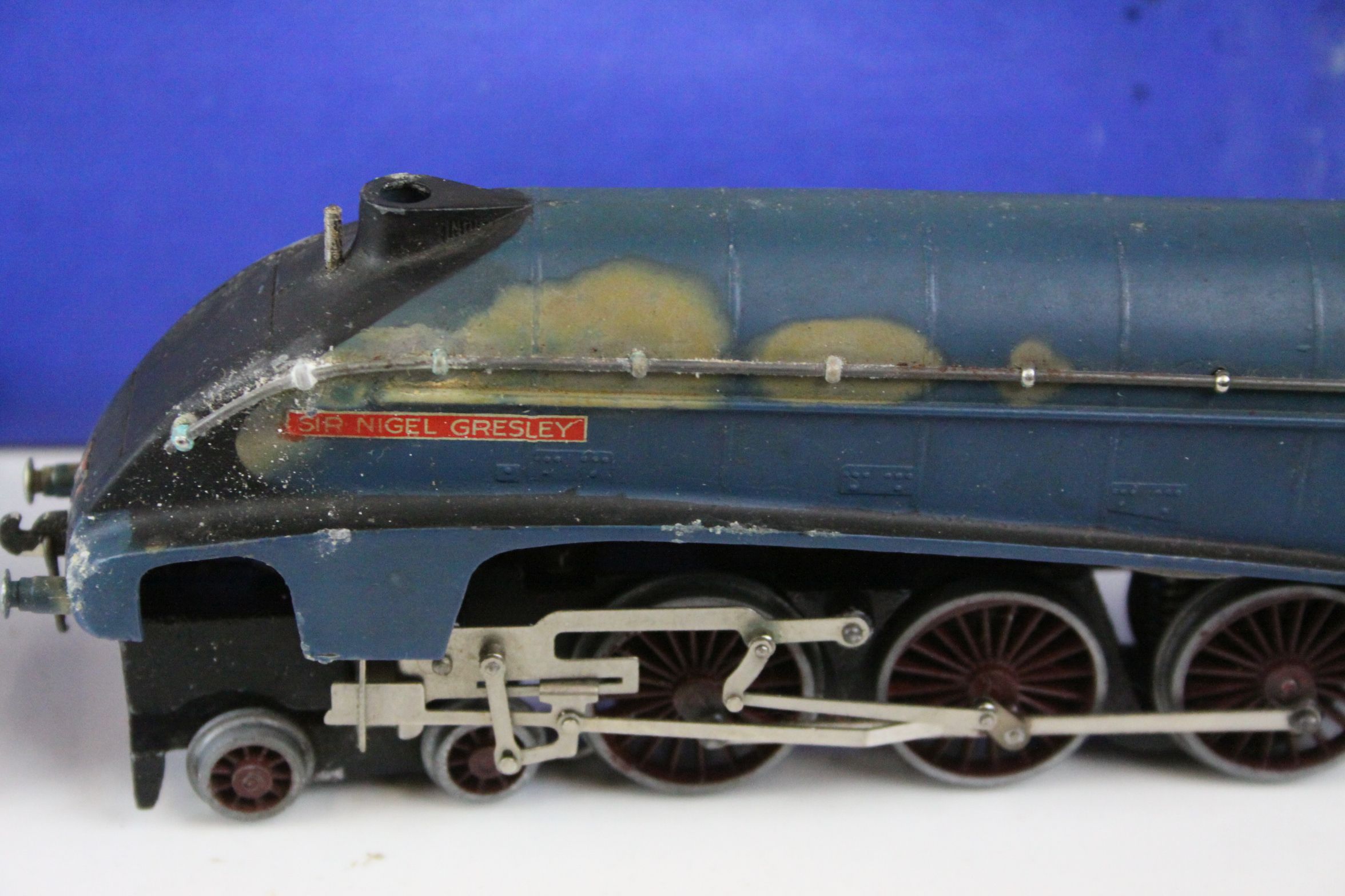 Boxed Hornby Dublo EDP1 Passenger Train Set with Sir Nigel Gresley locomotive (play worn), rolling - Image 6 of 12