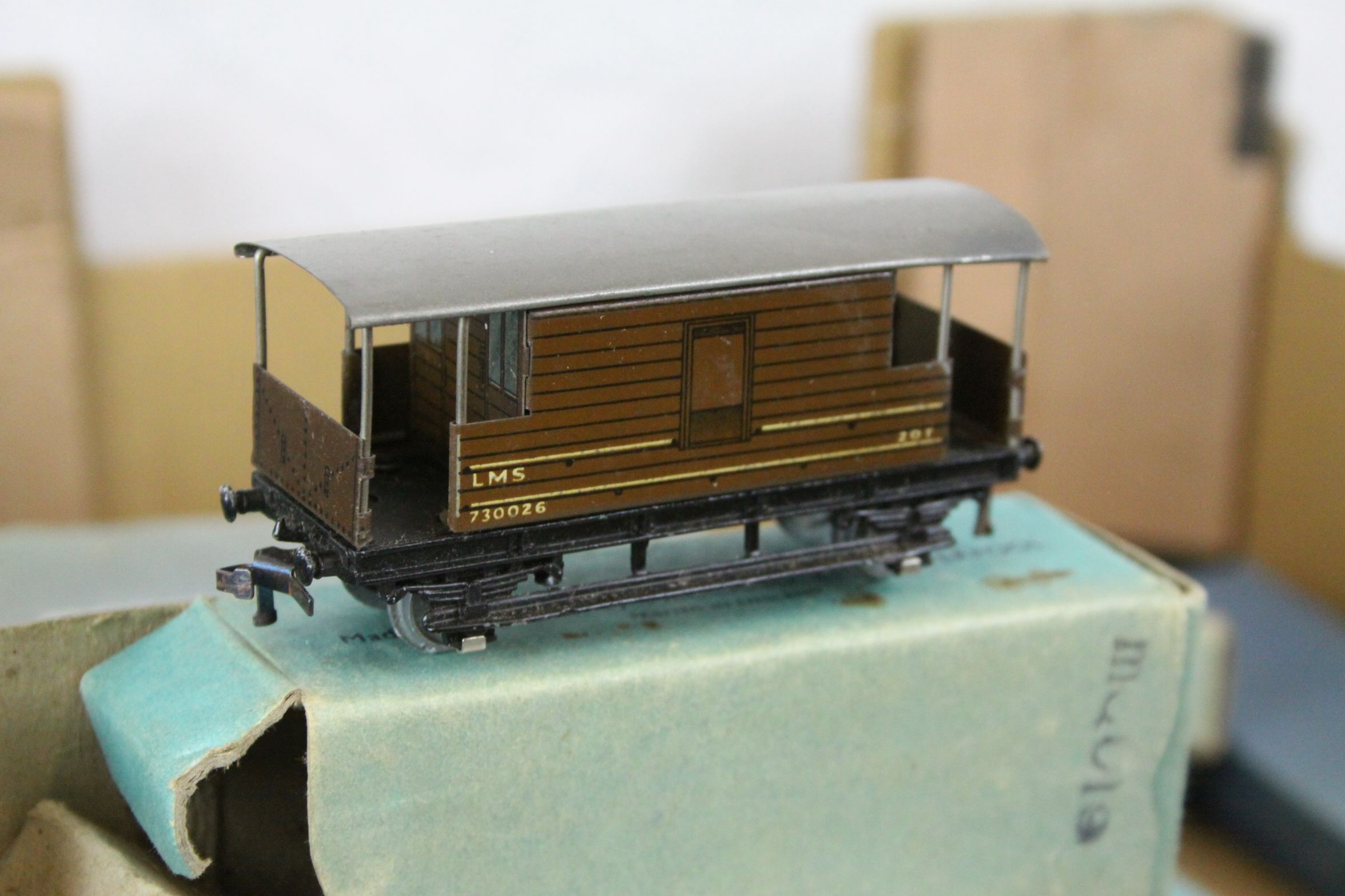 Large group of Hornby Dublo accessories to include boxed D1 Through Station, boxed D1 Island - Image 6 of 10