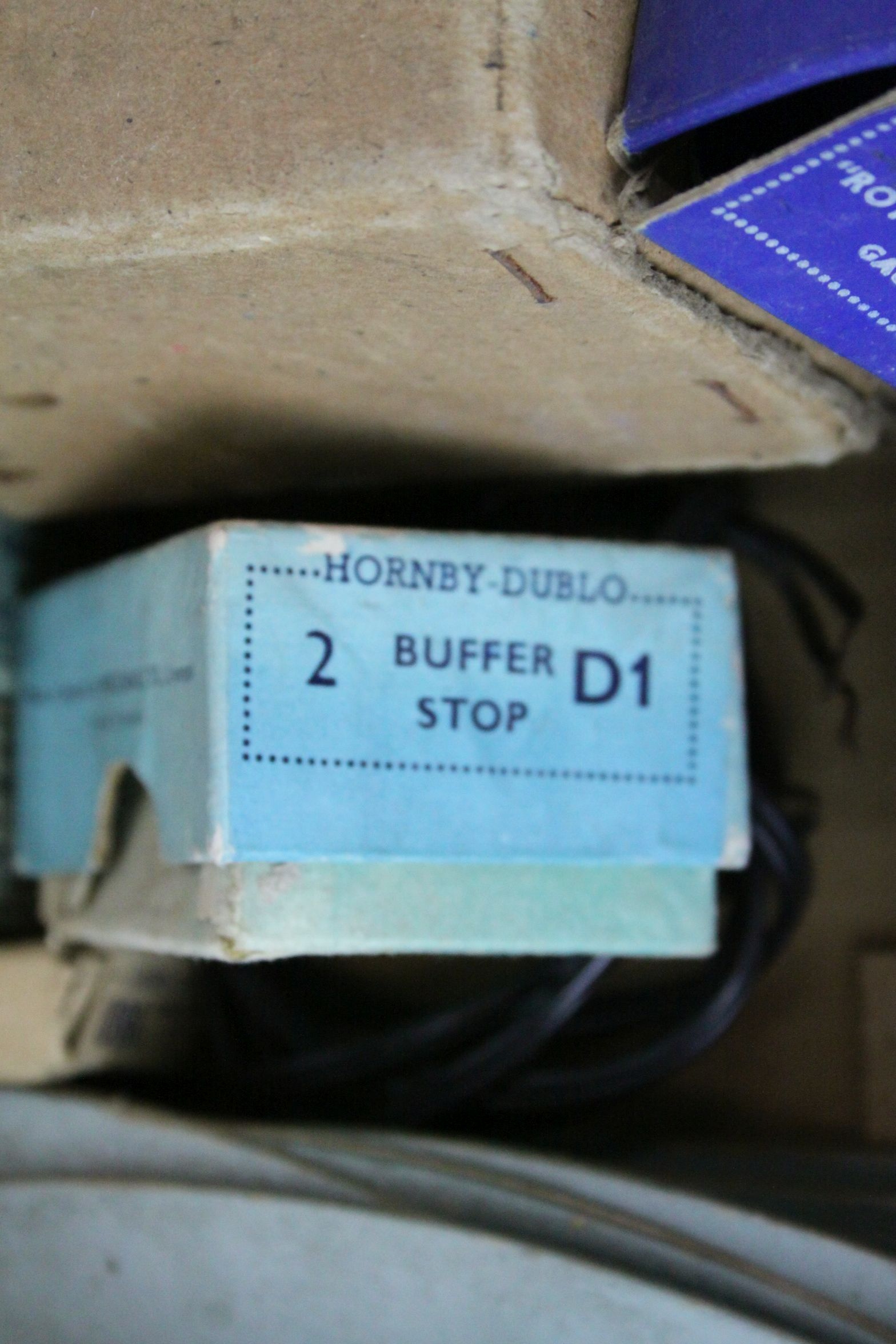 Large group of Hornby Dublo accessories to include boxed D1 Through Station, boxed D1 Island - Image 8 of 10