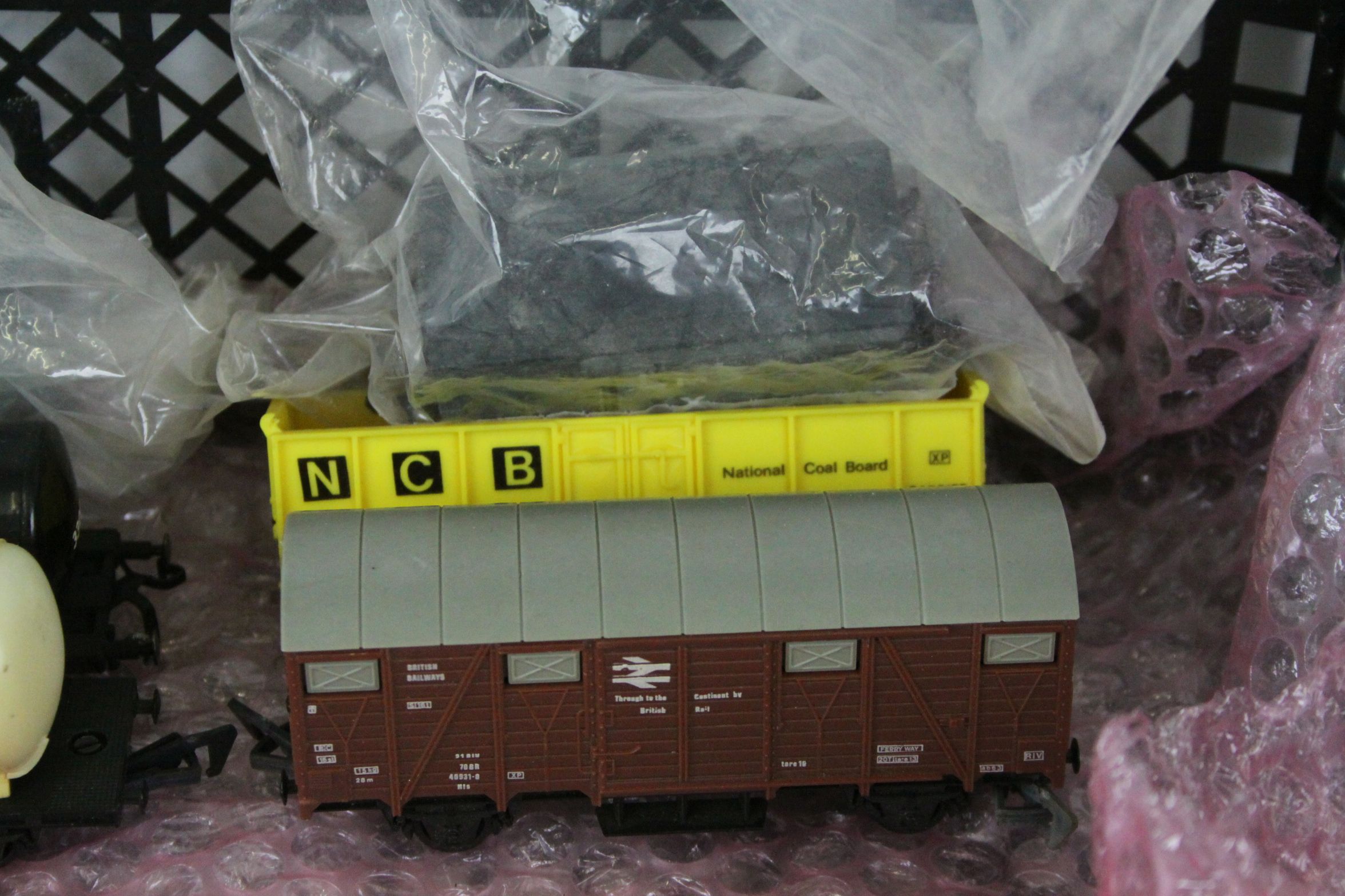 Group of HO / OO gauge model railway to include 3 x locomotives (Triang 2-6-2 Canadian Pacific & - Image 4 of 8