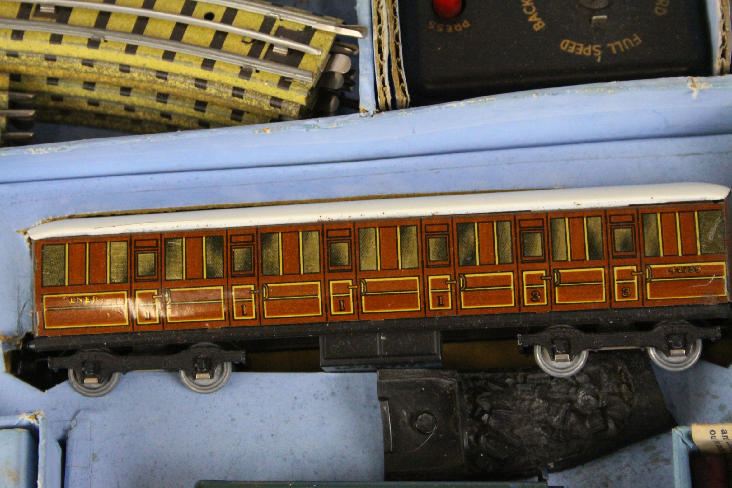 Boxed Hornby Dublo EDP1 Passenger Train Set with Sir Nigel Gresley locomotive (play worn), rolling - Image 8 of 12