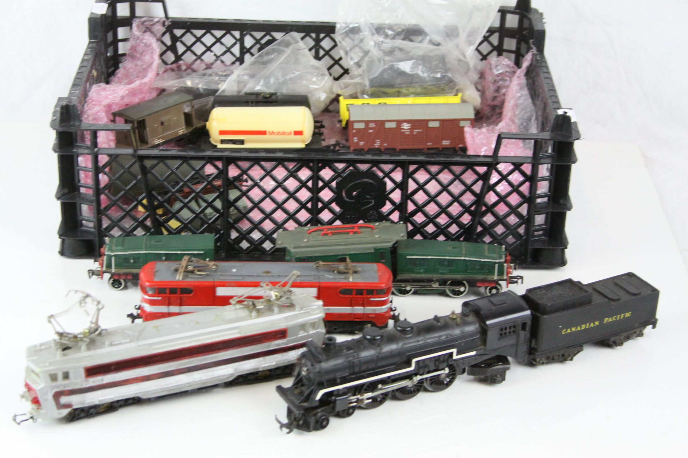 Group of HO / OO gauge model railway to include 3 x locomotives (Triang 2-6-2 Canadian Pacific &