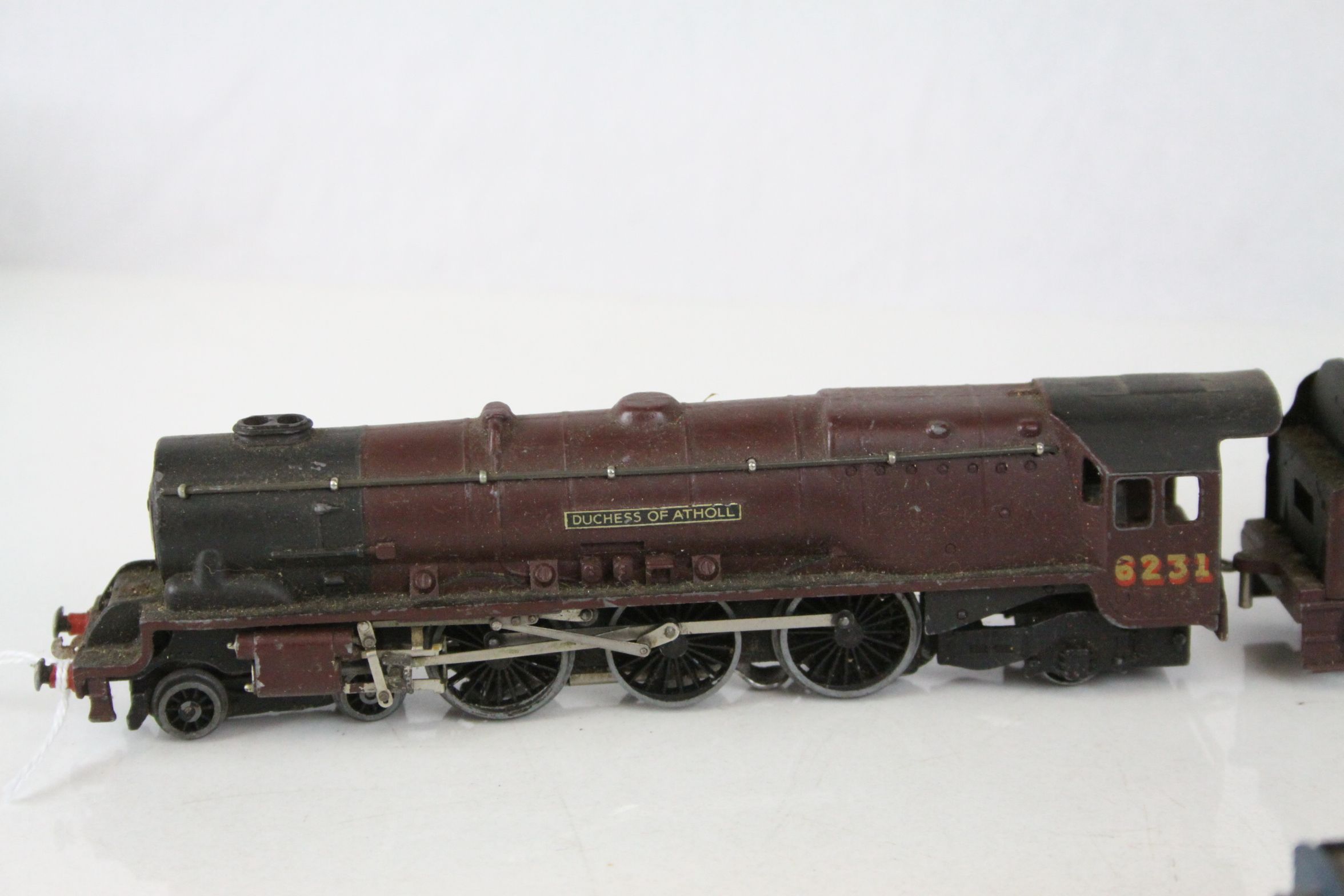 Four Hornby Dublo locomotives to include Duchess of Atholl, Sir Nigel Gresley, D8000 Diesel and LNER - Image 6 of 7