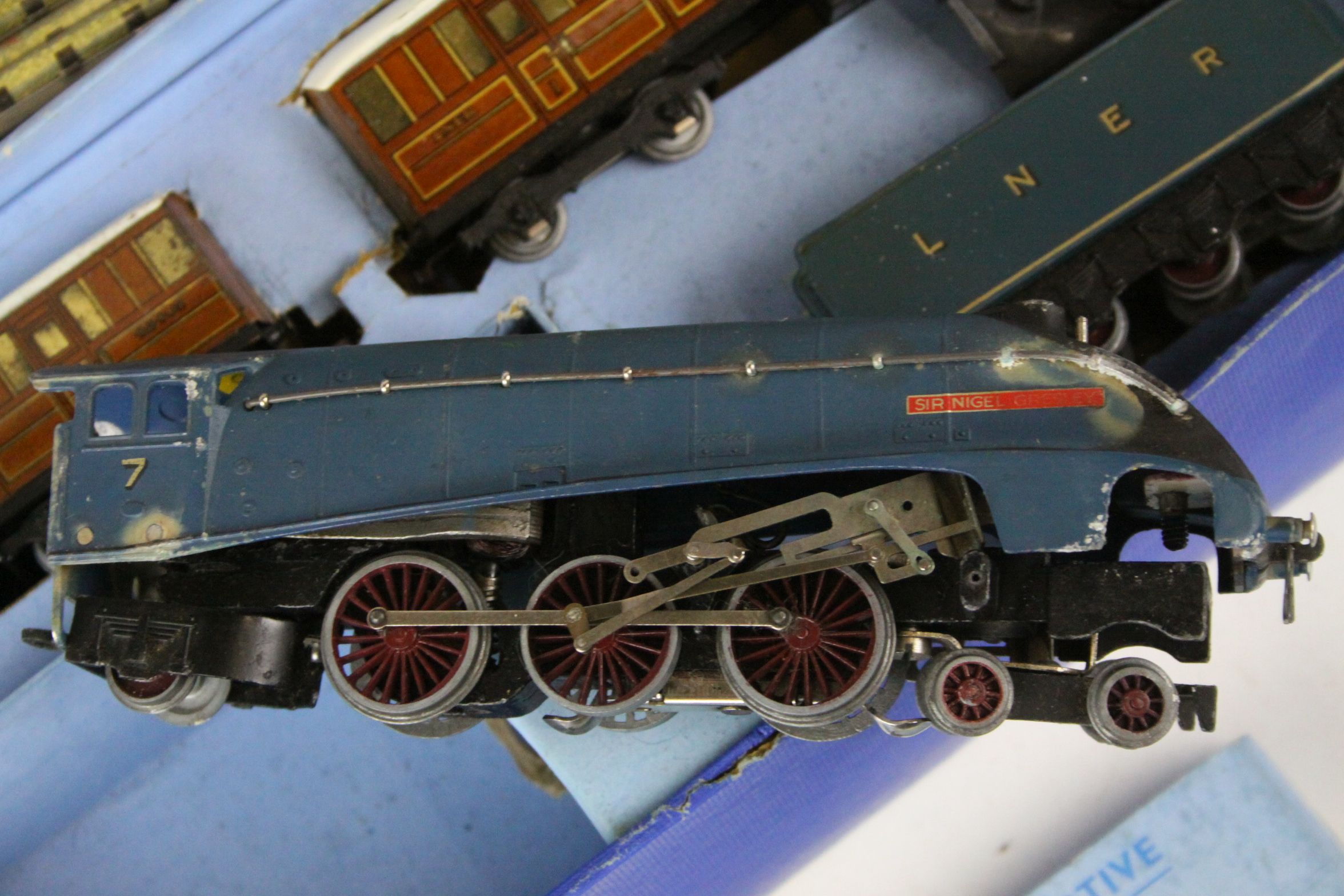 Boxed Hornby Dublo EDP1 Passenger Train Set with Sir Nigel Gresley locomotive (play worn), rolling - Image 5 of 12