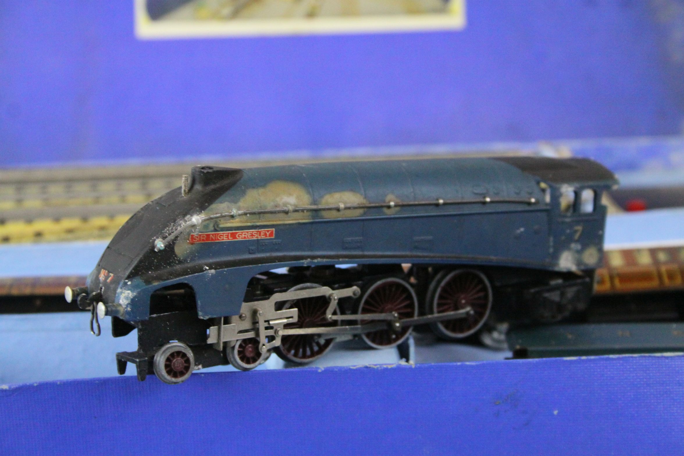 Boxed Hornby Dublo EDP1 Passenger Train Set with Sir Nigel Gresley locomotive (play worn), rolling - Image 4 of 12