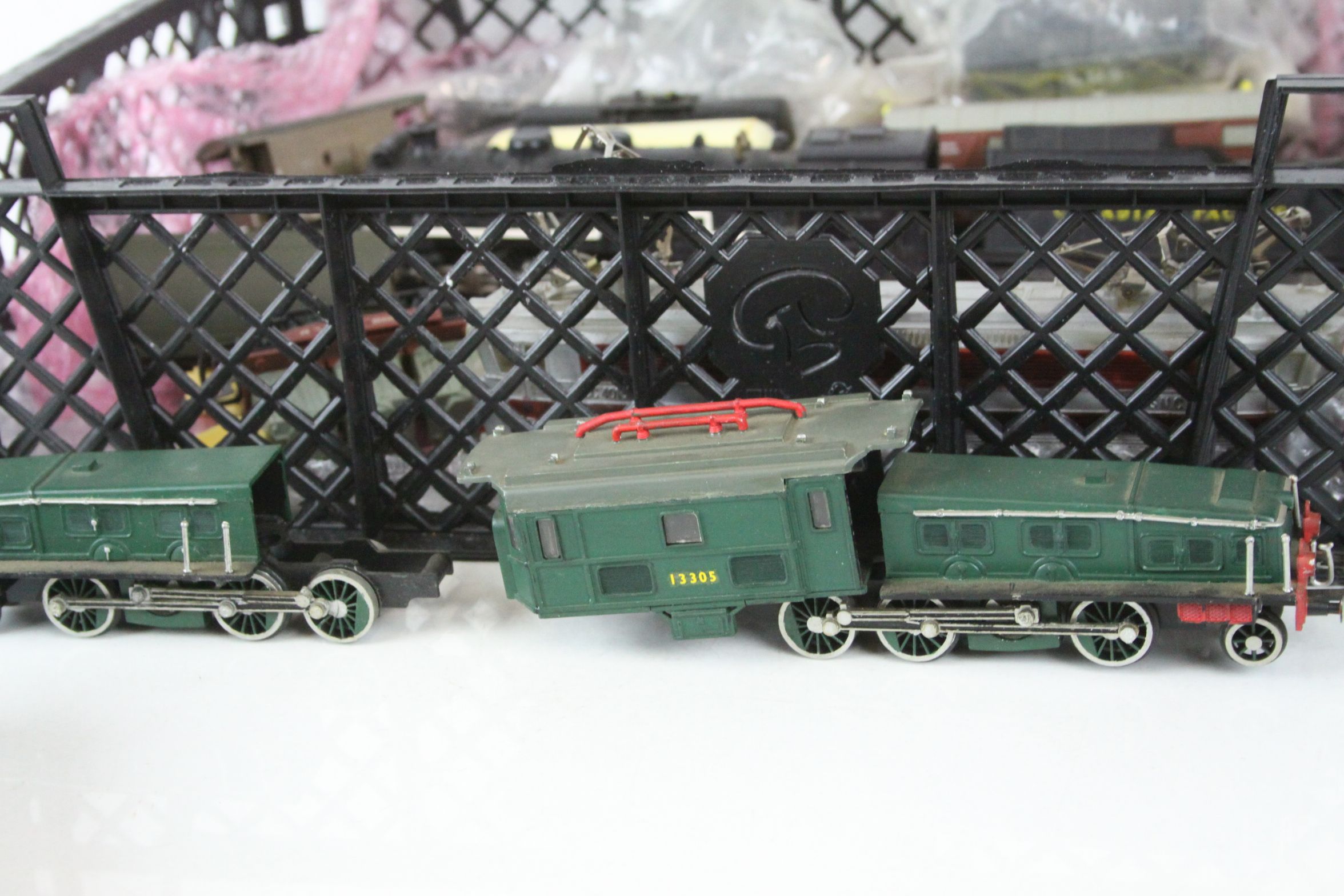 Group of HO / OO gauge model railway to include 3 x locomotives (Triang 2-6-2 Canadian Pacific & - Image 8 of 8