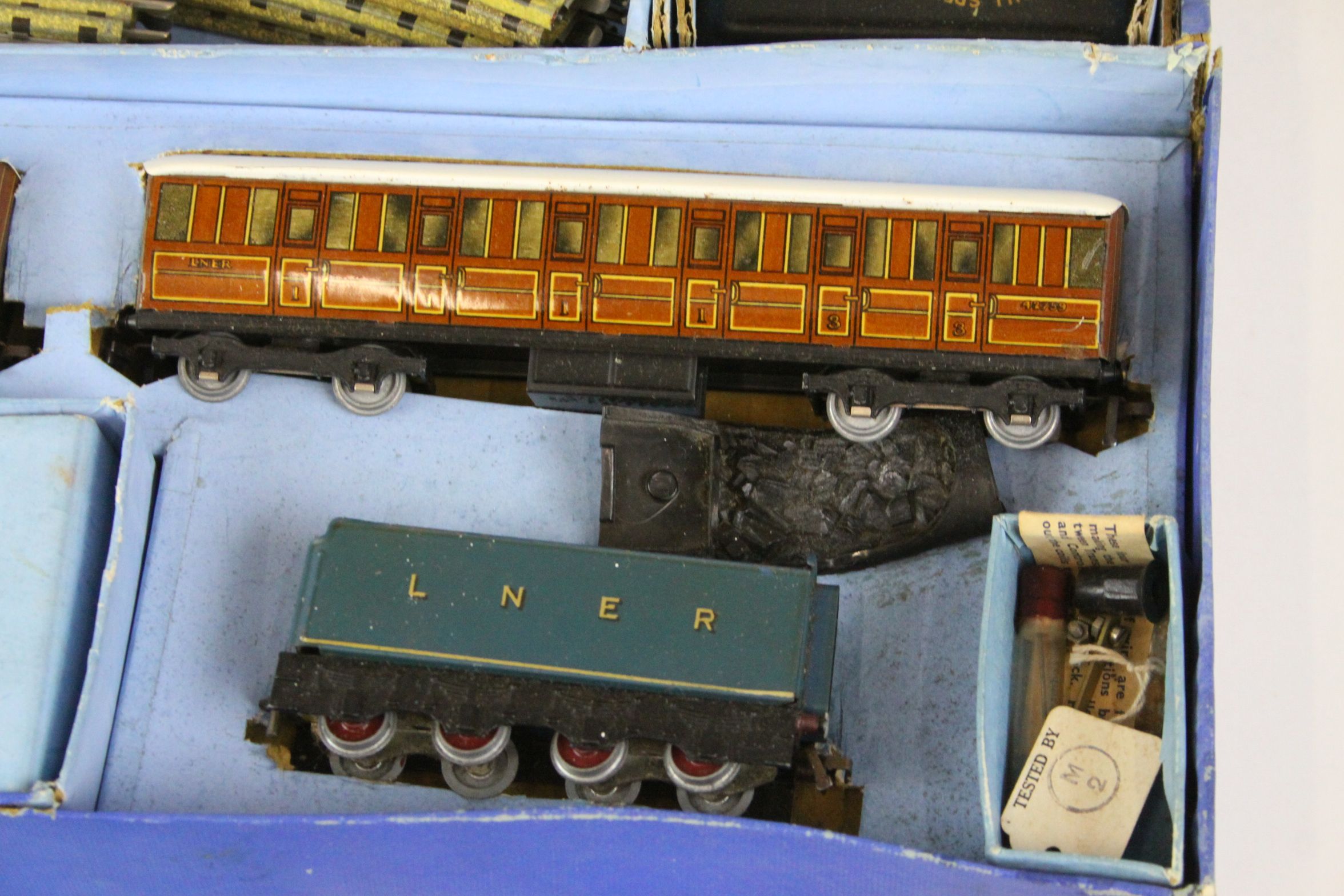 Boxed Hornby Dublo EDP1 Passenger Train Set with Sir Nigel Gresley locomotive (play worn), rolling - Image 3 of 12