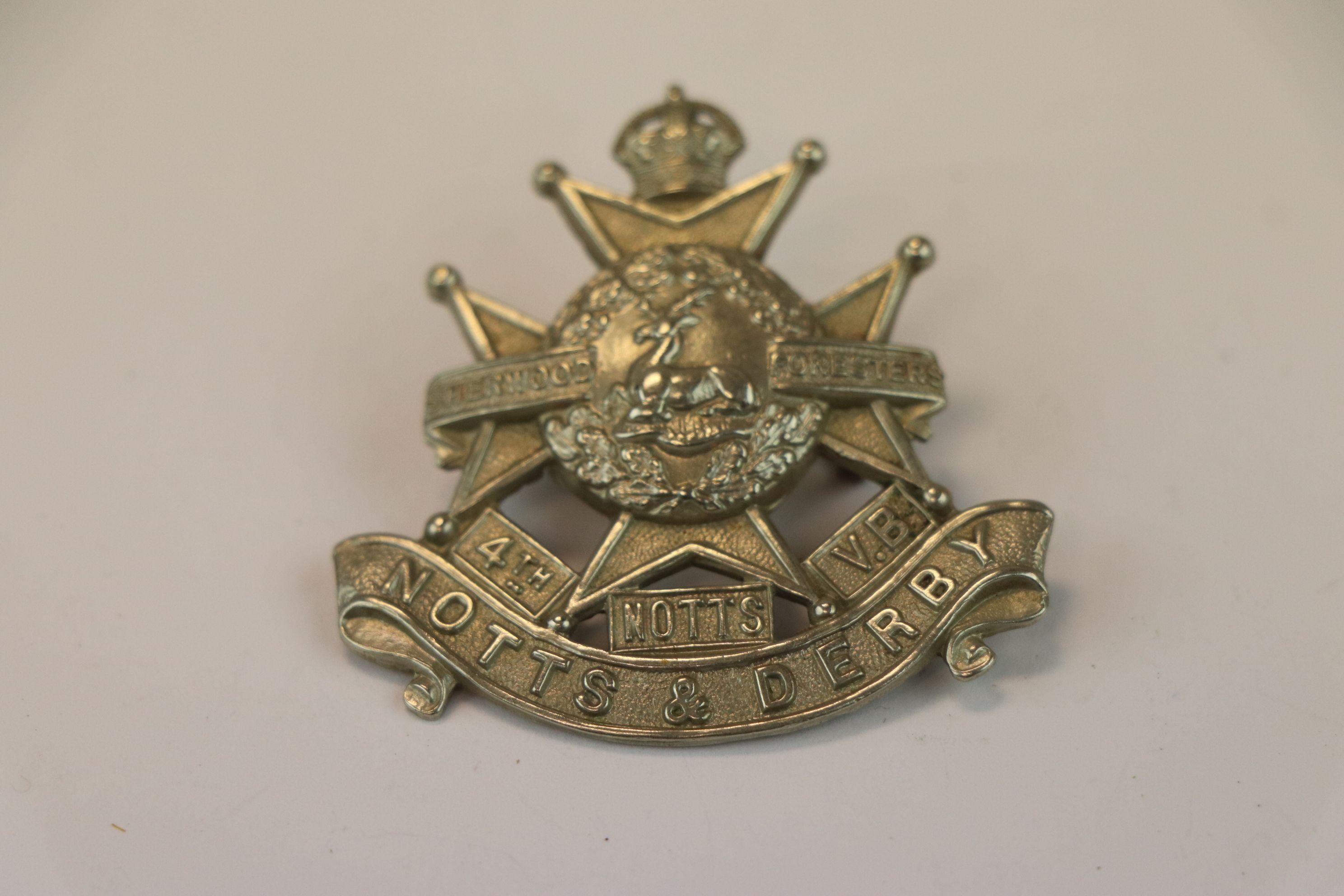 A Kings Crown 4th Volunteer Battalion Of The Notts & Derby Regiment White Metal Cap Badge With - Image 3 of 3