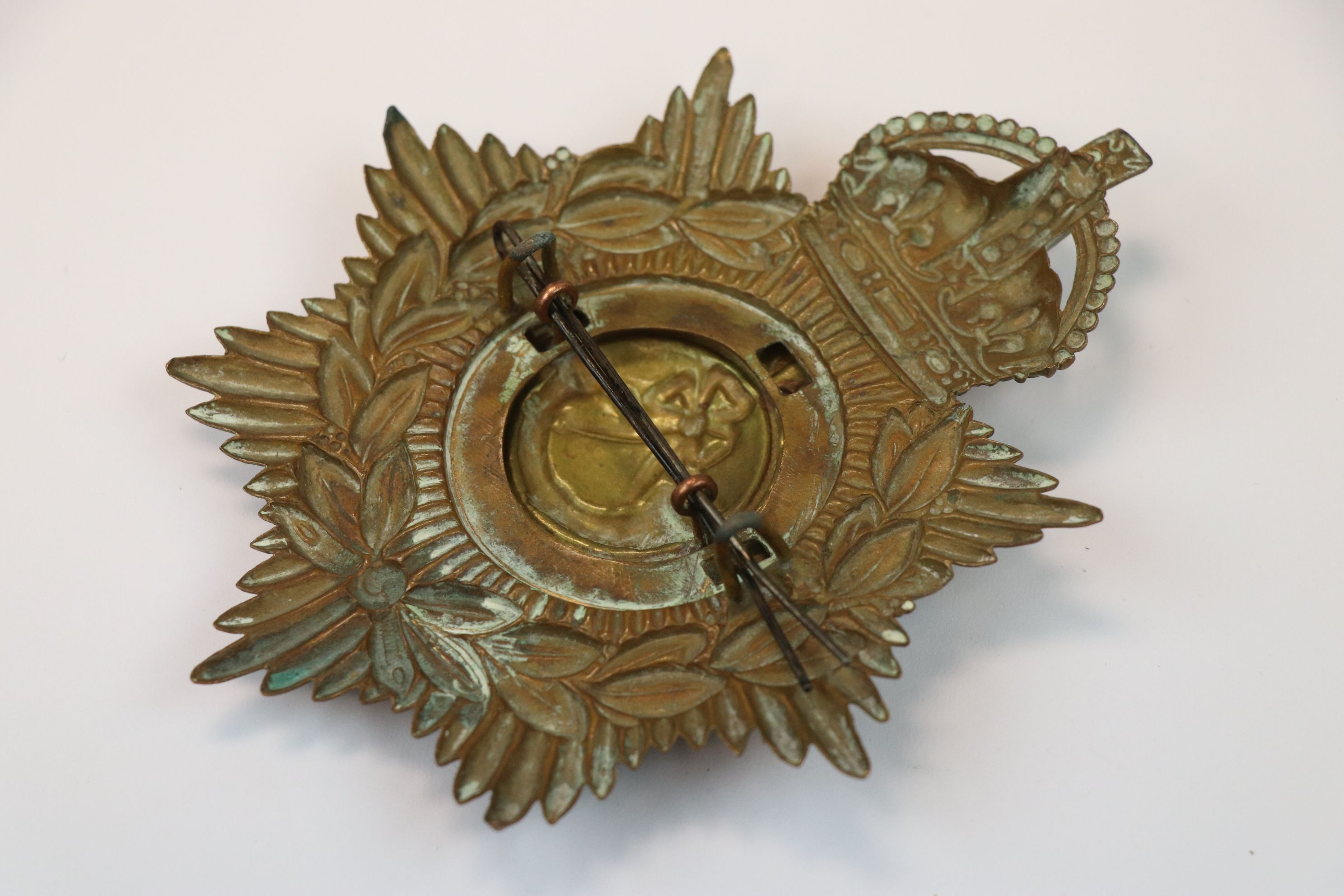 A Vintage Brass Kings Crown Helmet Plate With Oxfordshire Regiment Centre Badge. - Image 7 of 7