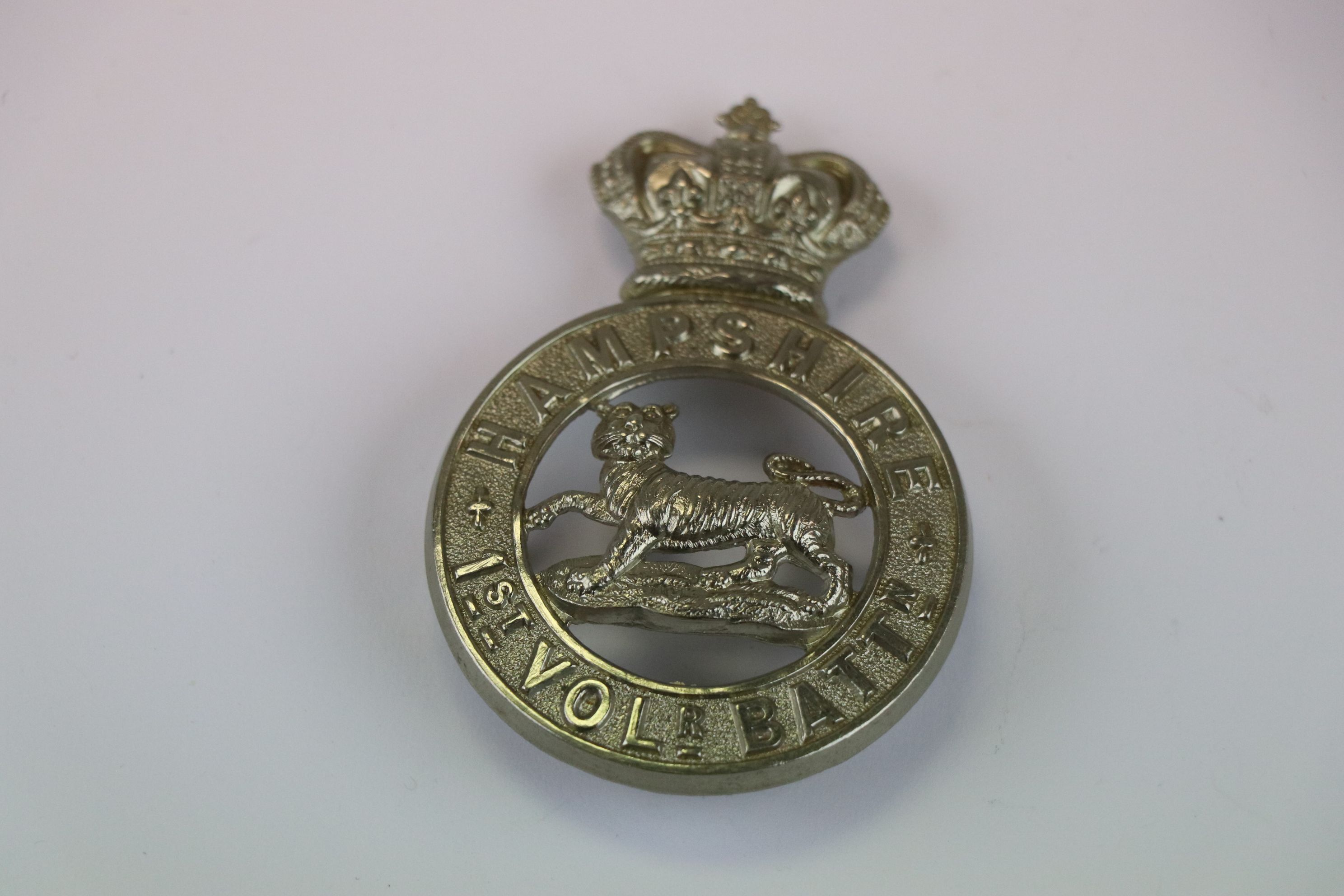 A Victorian 1st Volunteer Battalion Of The Hampshire Regiment White Metal Glengarry Badge With Three - Image 2 of 4