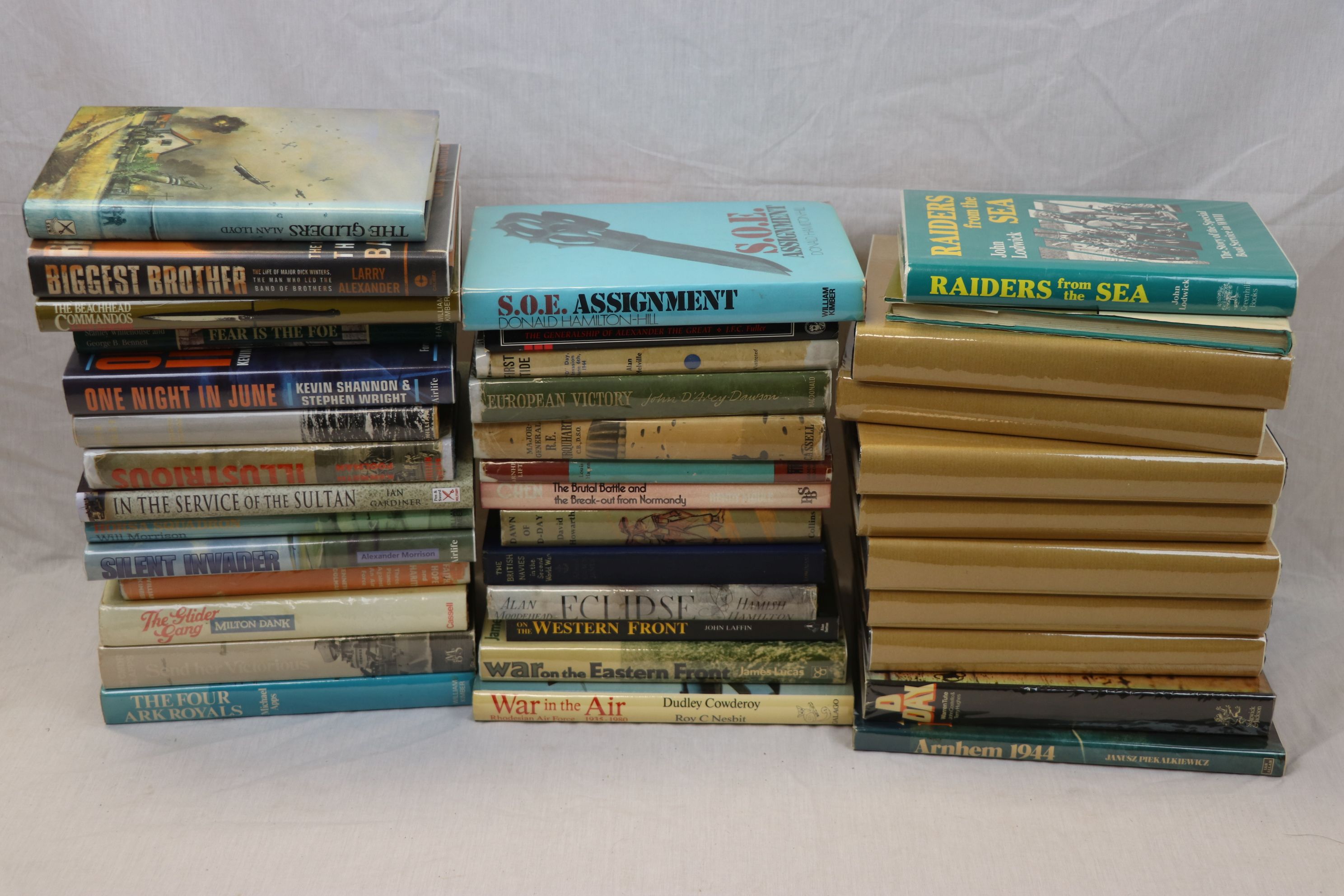 A Collection Of 38 Military Books, Mainly Hardback To Include : D-Day By Warren Tute, Arnhem 1944 By - Image 2 of 10