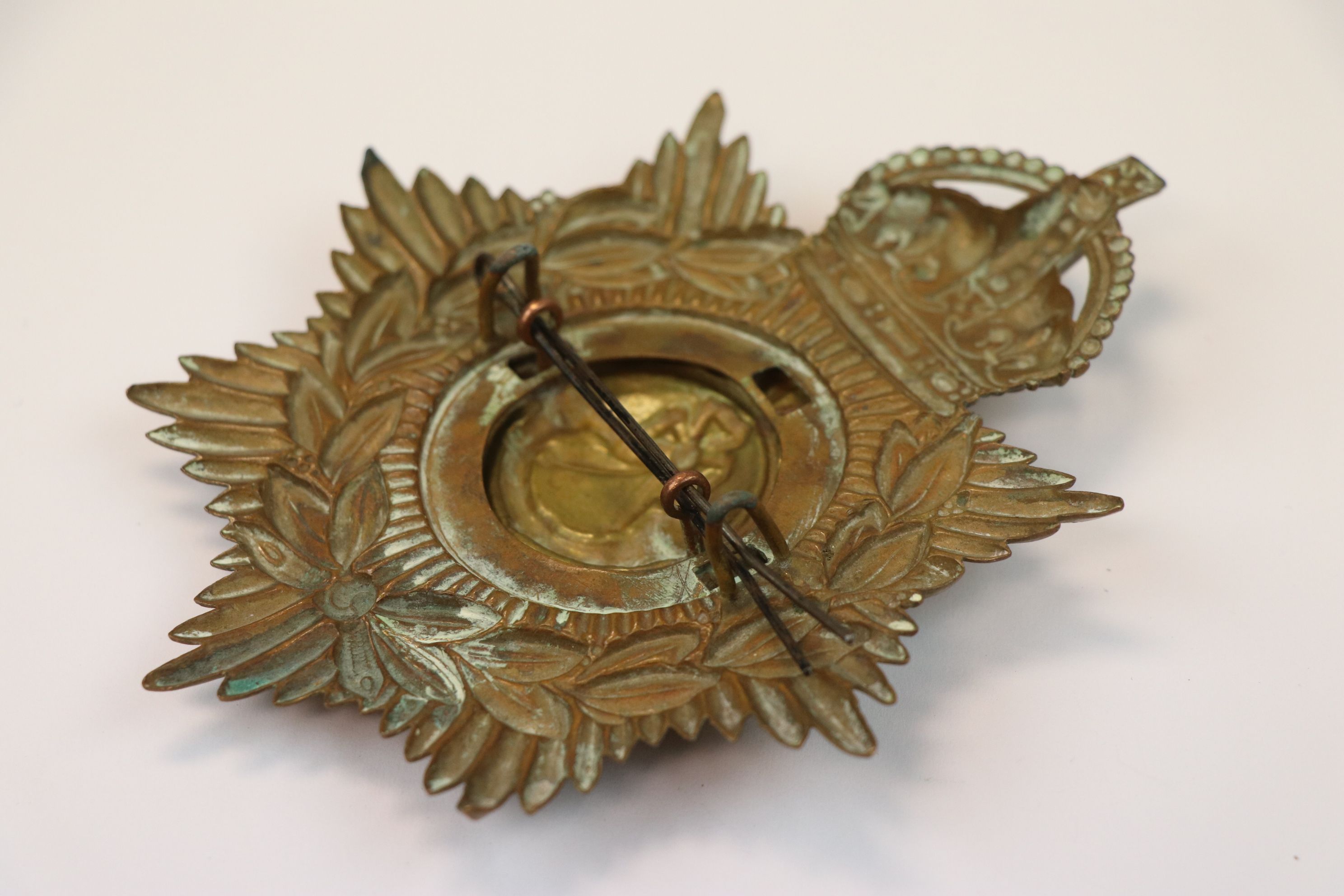 A Vintage Brass Kings Crown Helmet Plate With Oxfordshire Regiment Centre Badge. - Image 6 of 7