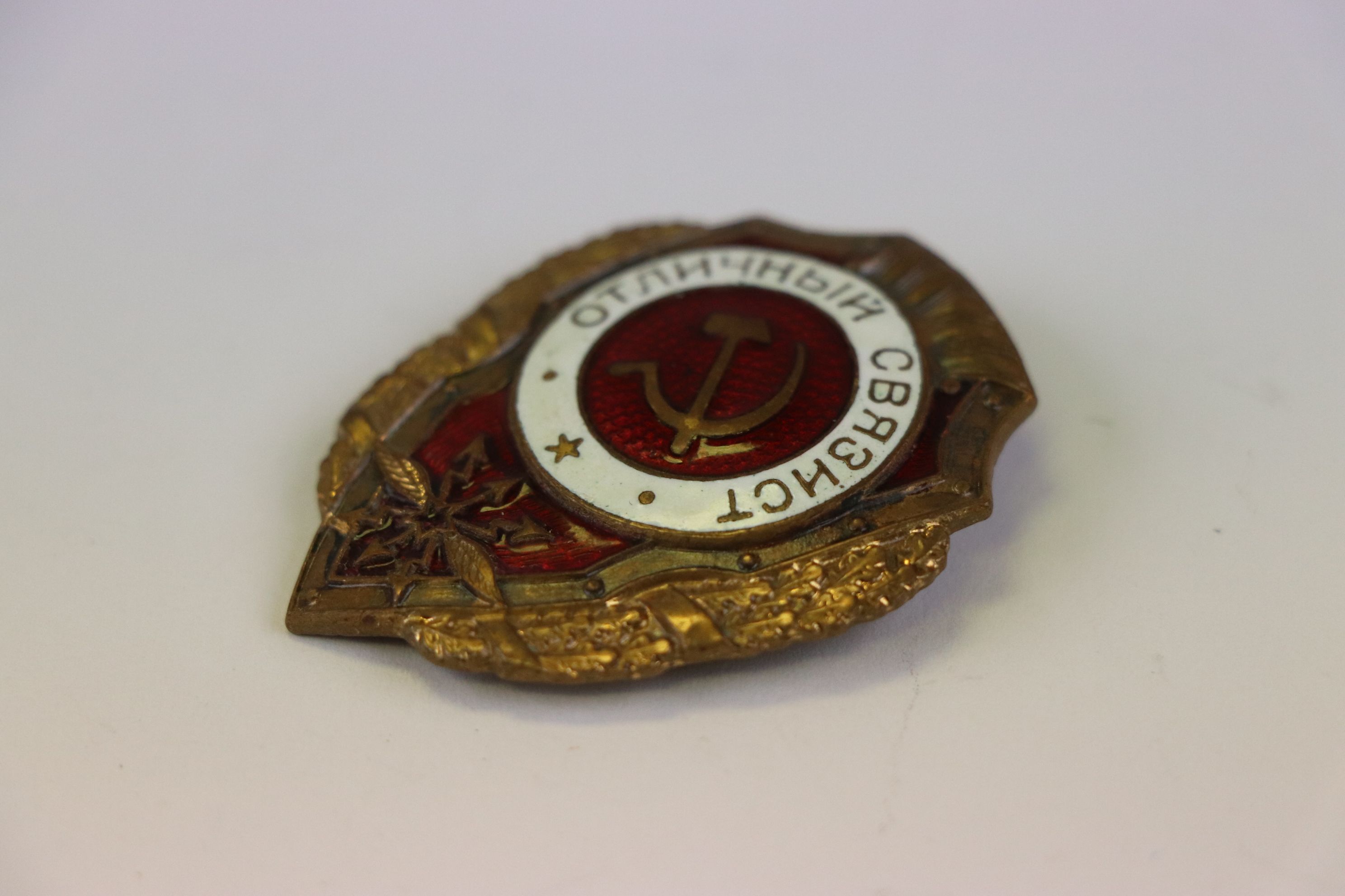 A Russian / Soviet Excellent Signaller Badge With Red And White Enamel Detailing. - Image 3 of 4