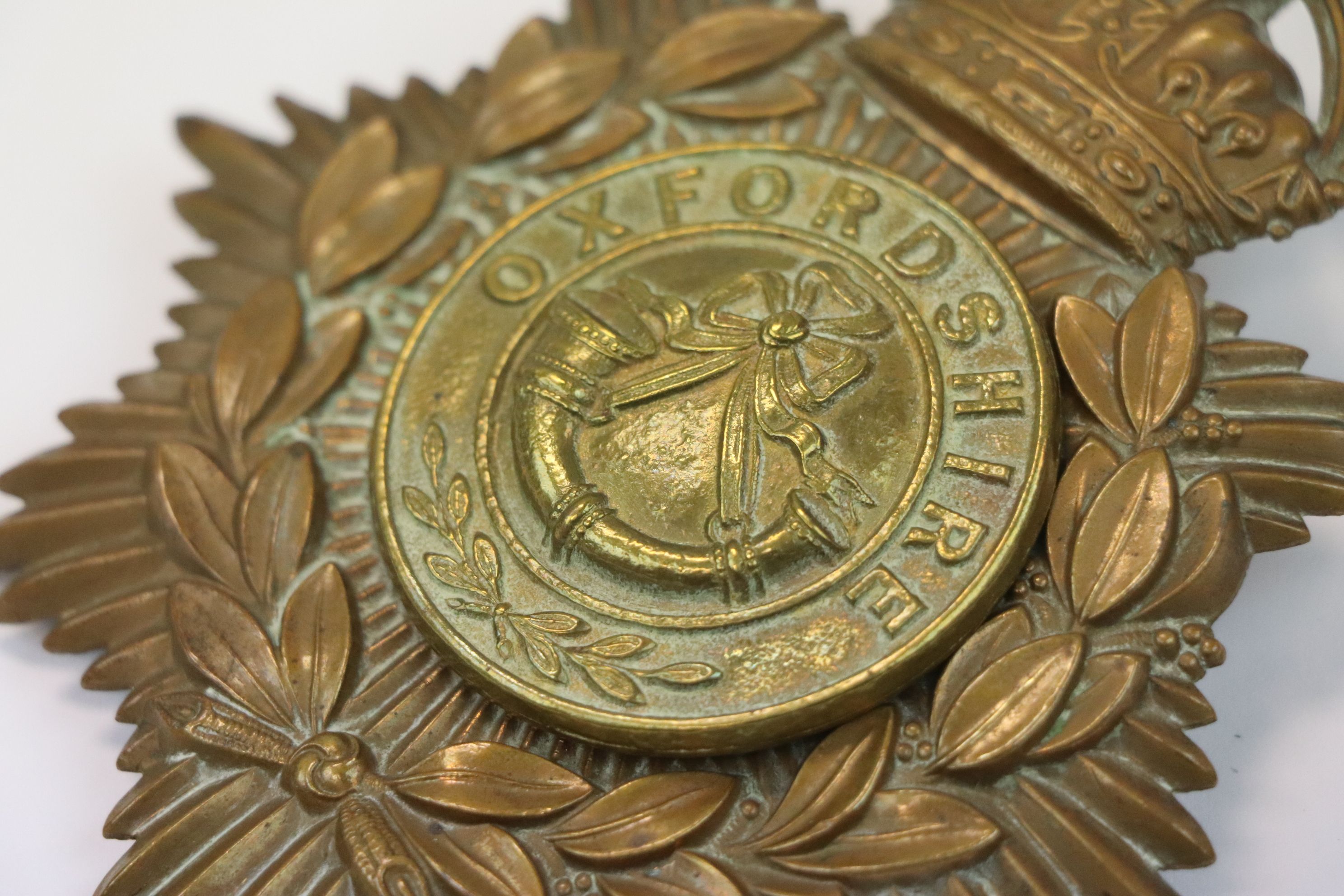 A Vintage Brass Kings Crown Helmet Plate With Oxfordshire Regiment Centre Badge. - Image 5 of 7