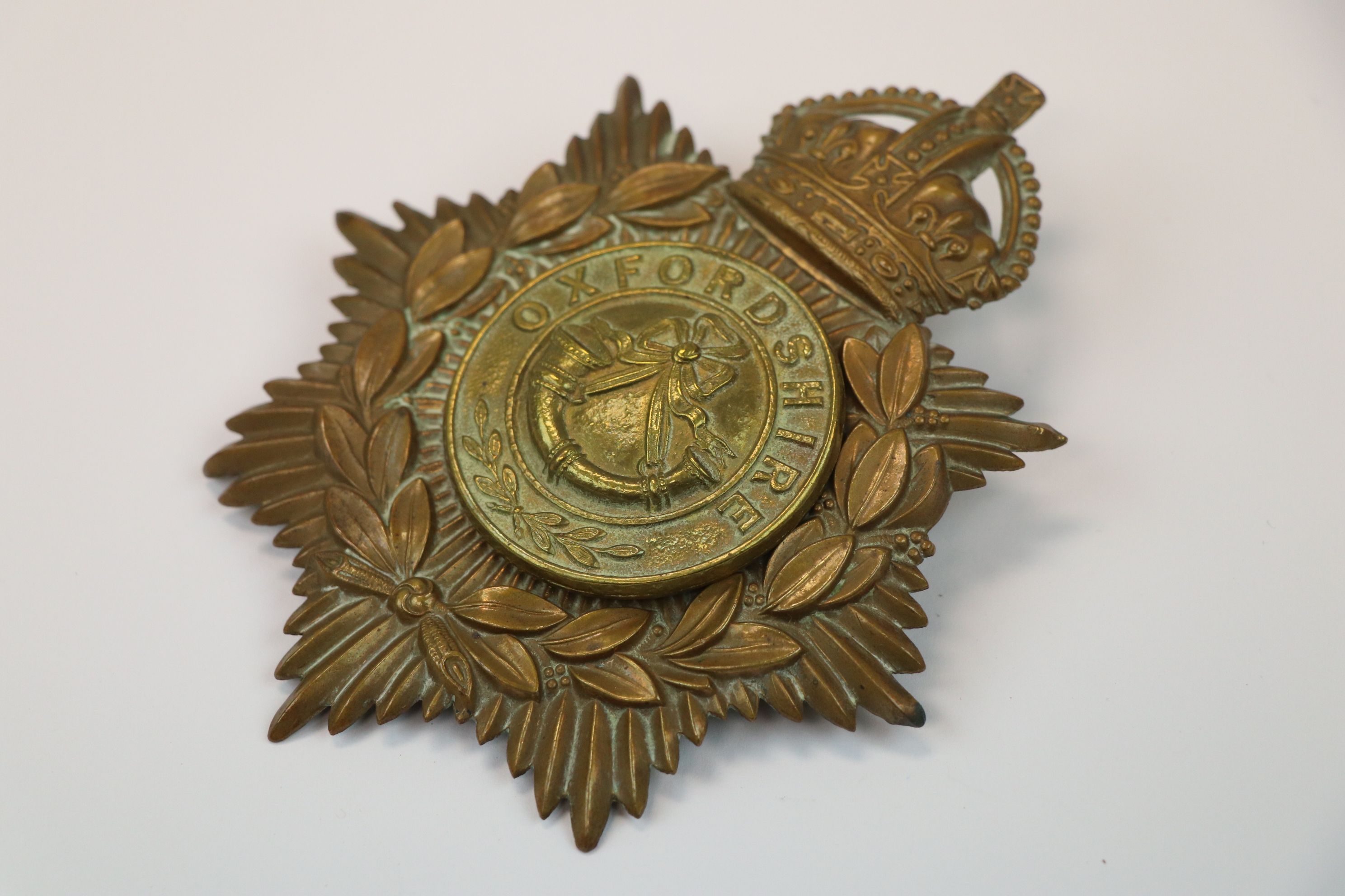 A Vintage Brass Kings Crown Helmet Plate With Oxfordshire Regiment Centre Badge. - Image 4 of 7