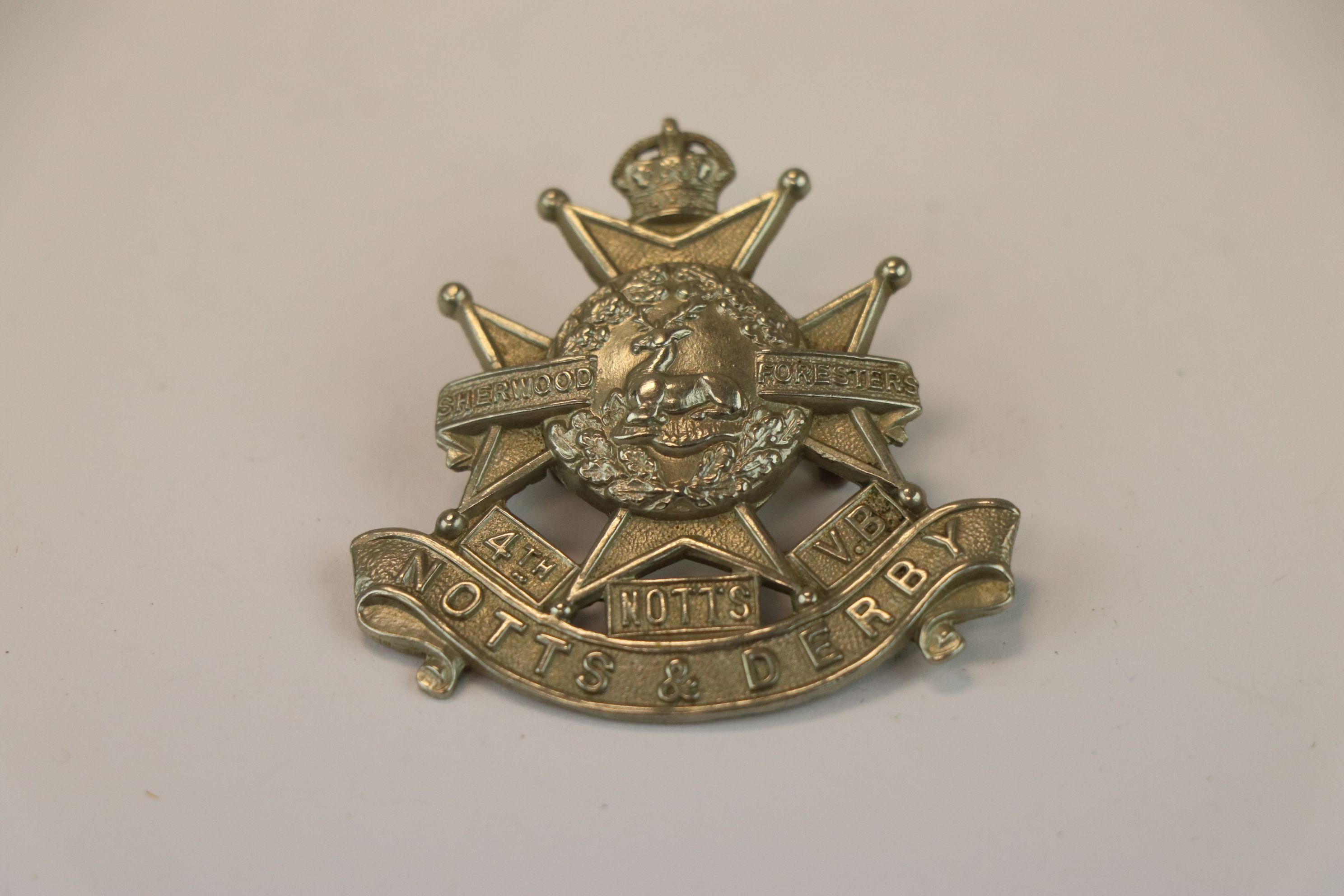 A Kings Crown 4th Volunteer Battalion Of The Notts & Derby Regiment White Metal Cap Badge With