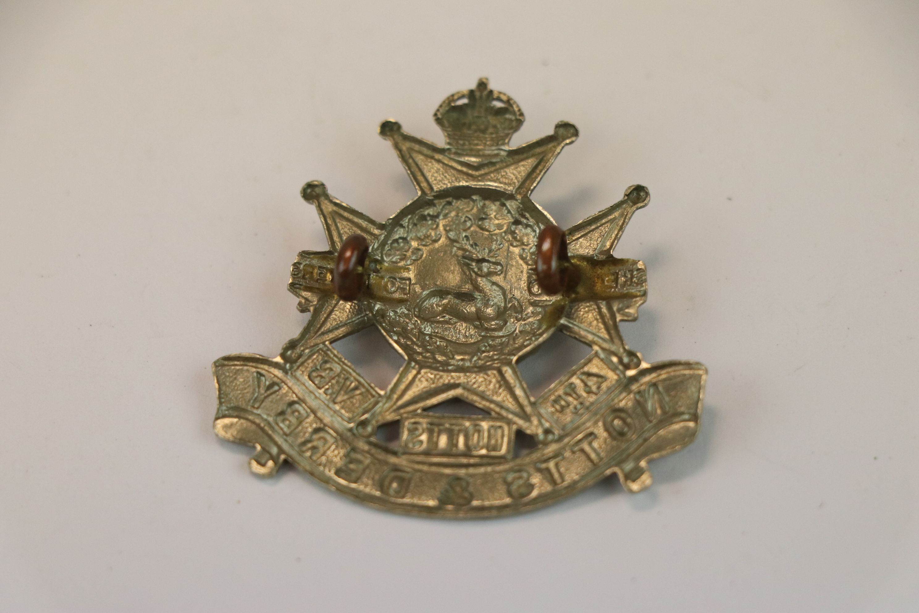 A Kings Crown 4th Volunteer Battalion Of The Notts & Derby Regiment White Metal Cap Badge With - Image 2 of 3