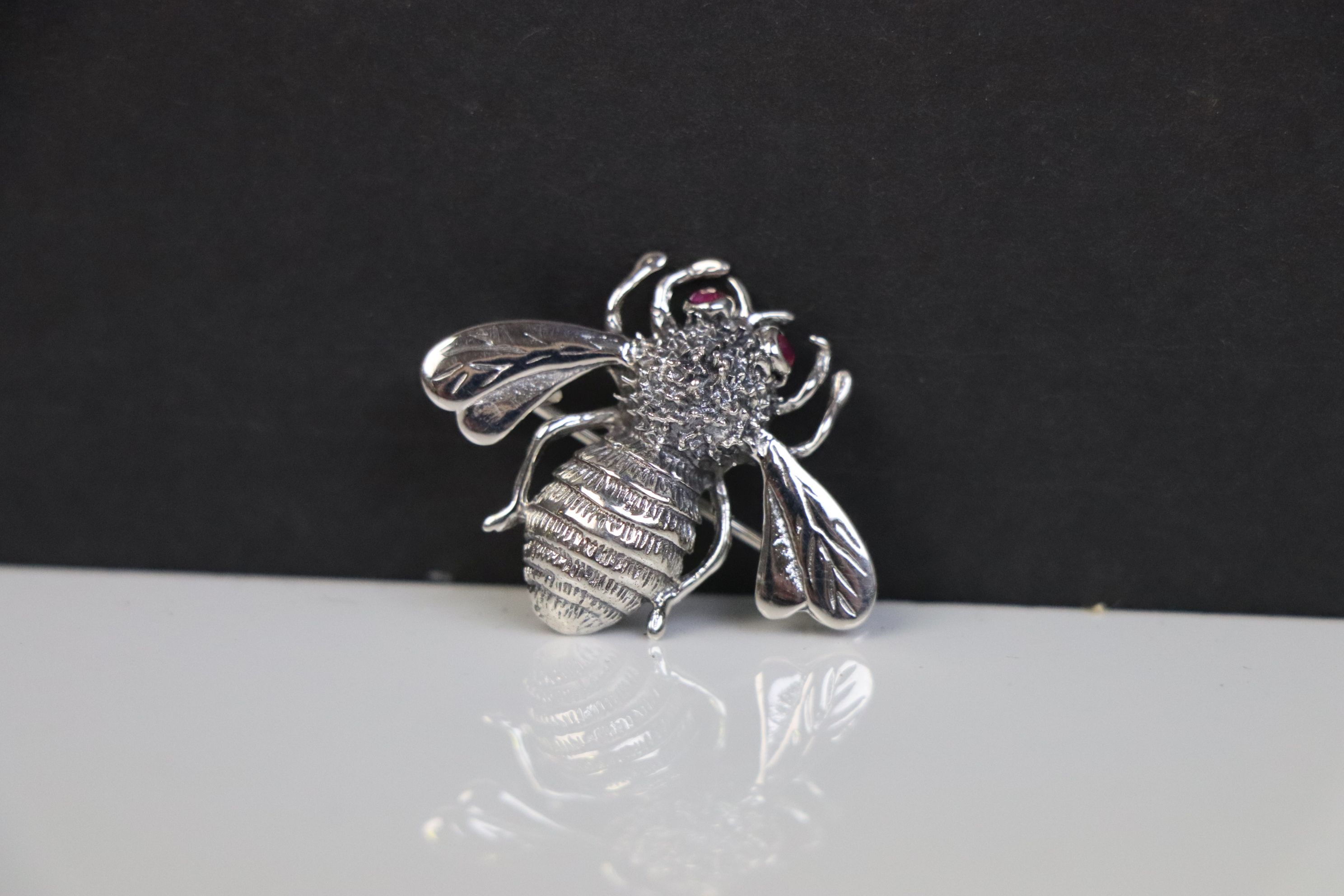 Silver bee brooch with ruby eyes - Image 2 of 3