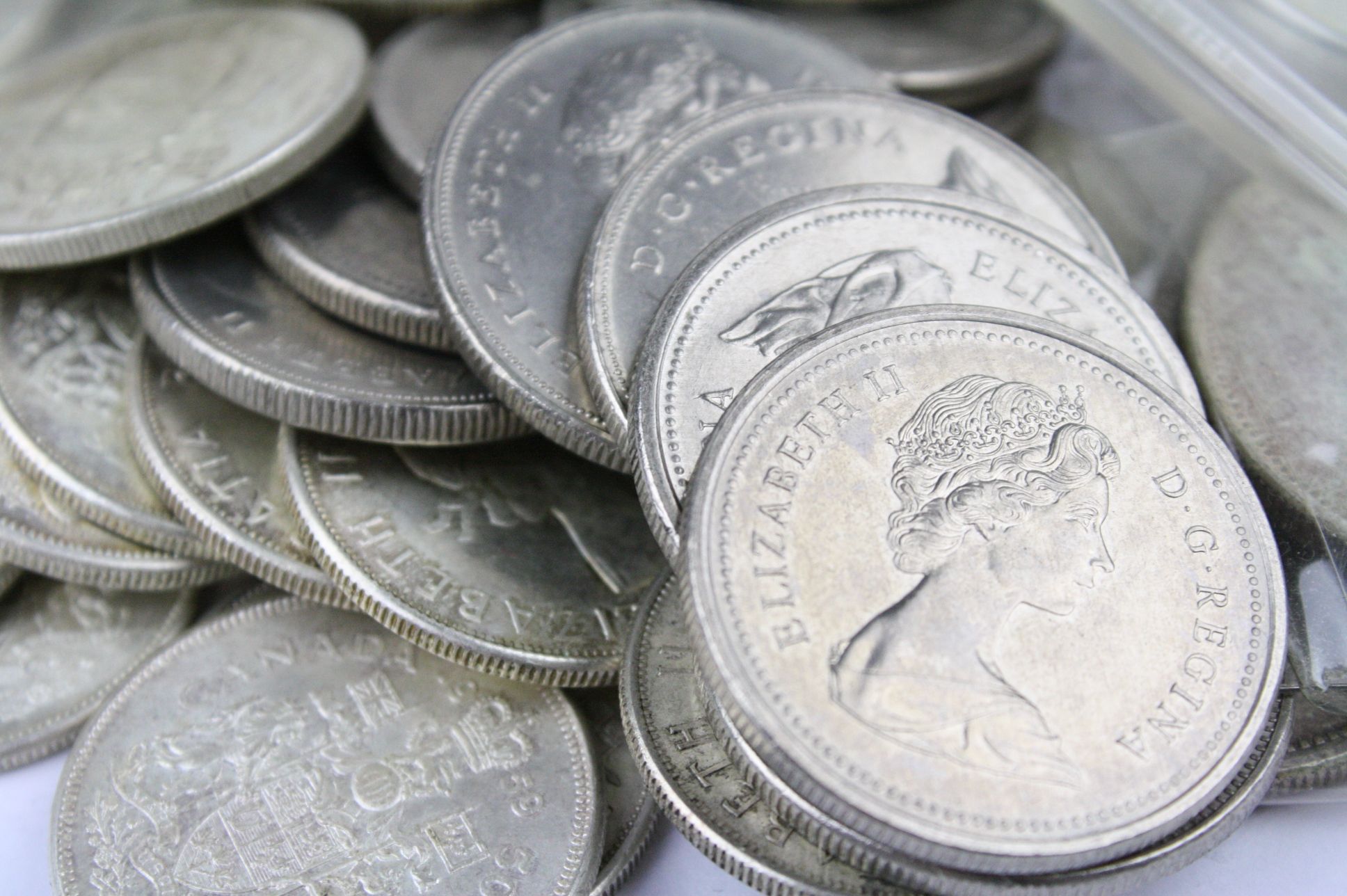 Large collection of Canadian Queen Elizabeth II coins to include Silver Dollars, 50 cent Half - Image 4 of 18