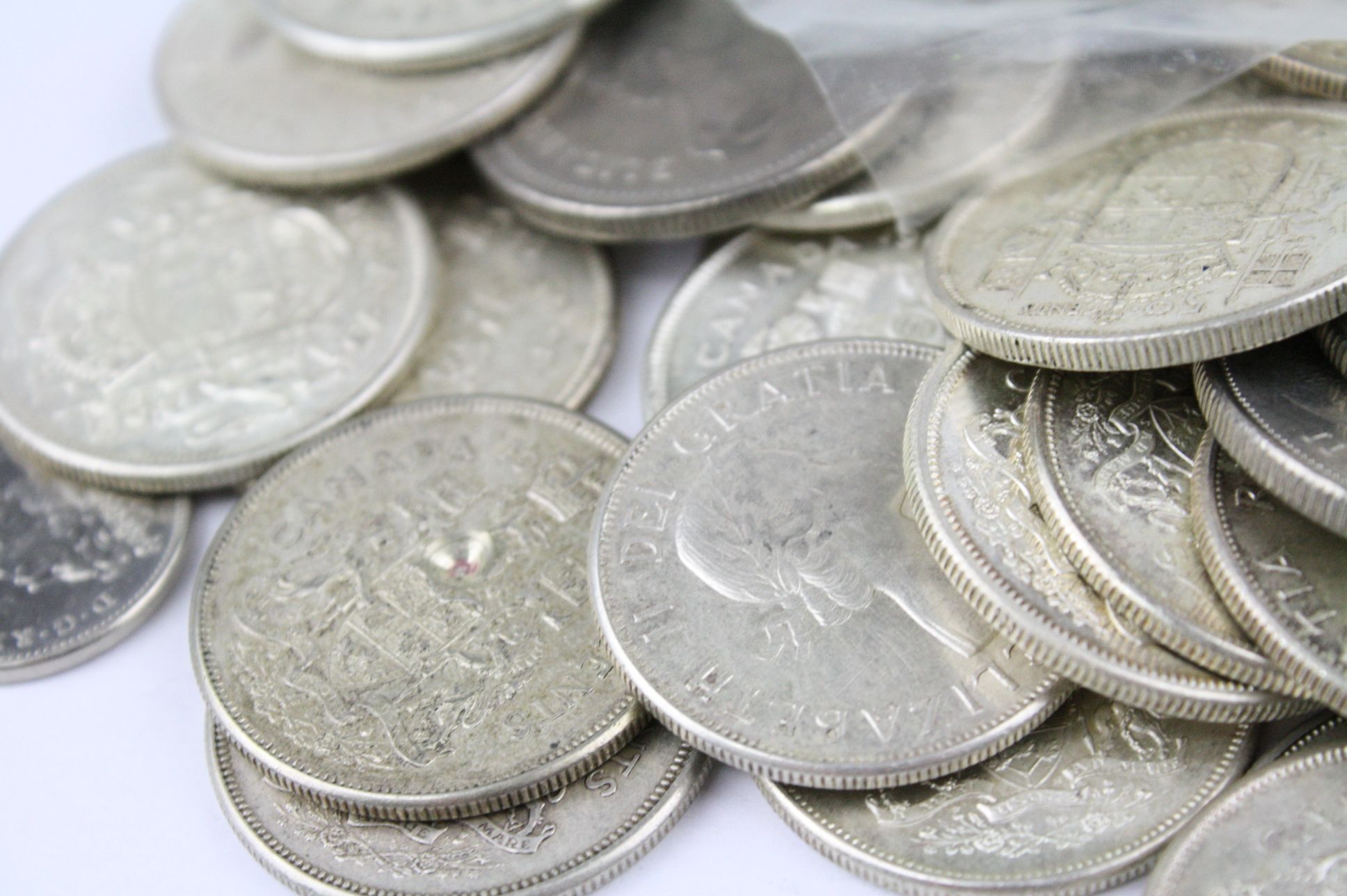 Large collection of Canadian Queen Elizabeth II coins to include Silver Dollars, 50 cent Half - Image 10 of 18